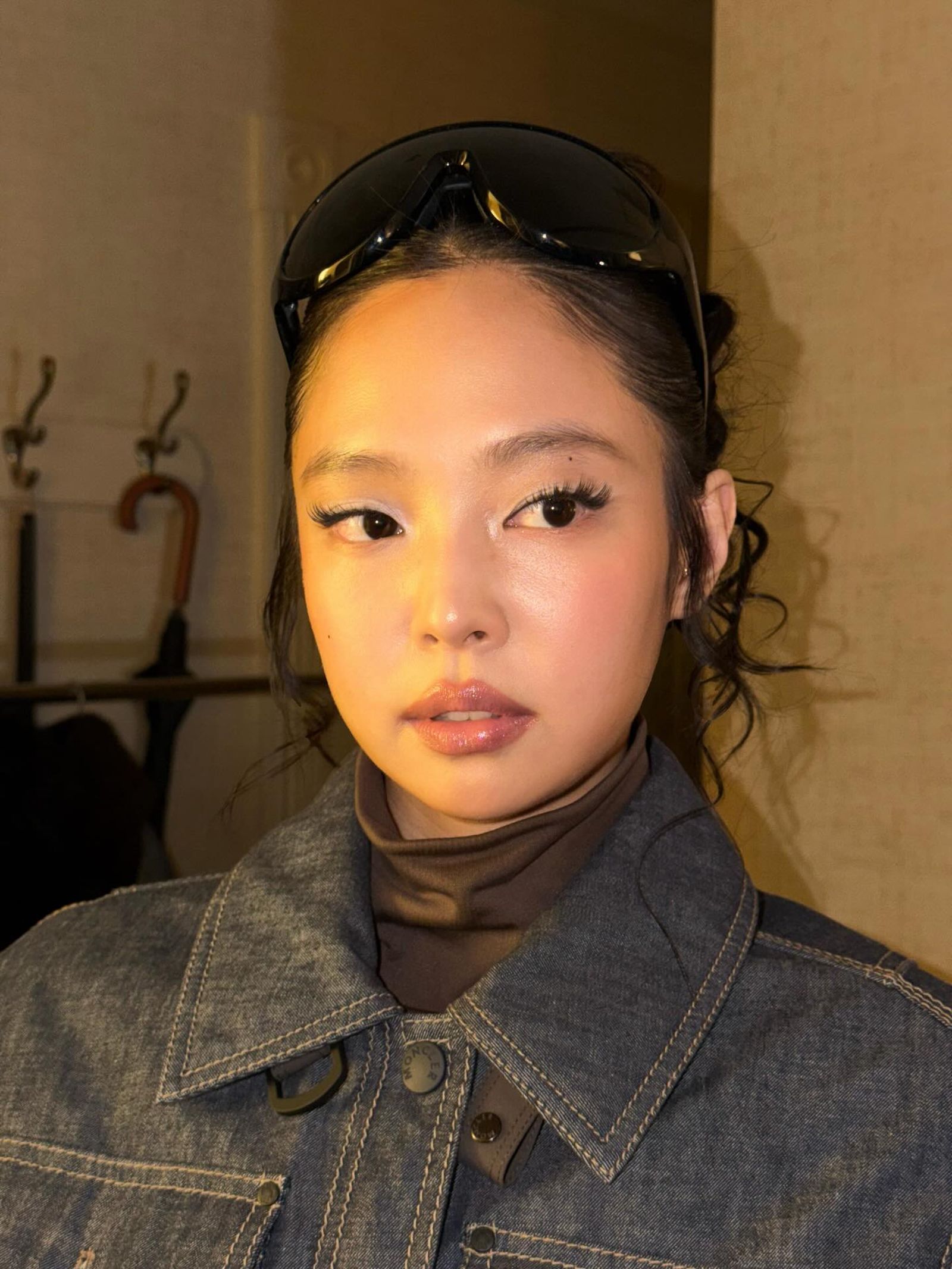 Jennie的廢土風妝容與造型讓粉絲好不習慣。翻攝IG@jennierubyjane