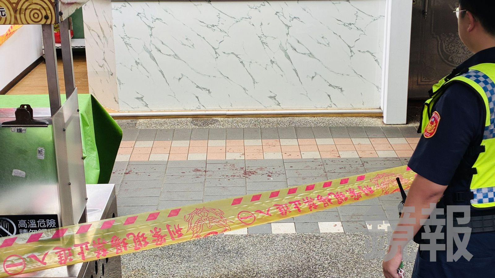 新北再傳學生割頸案!國中生持利剪刺高三學長…騎樓地板全是血