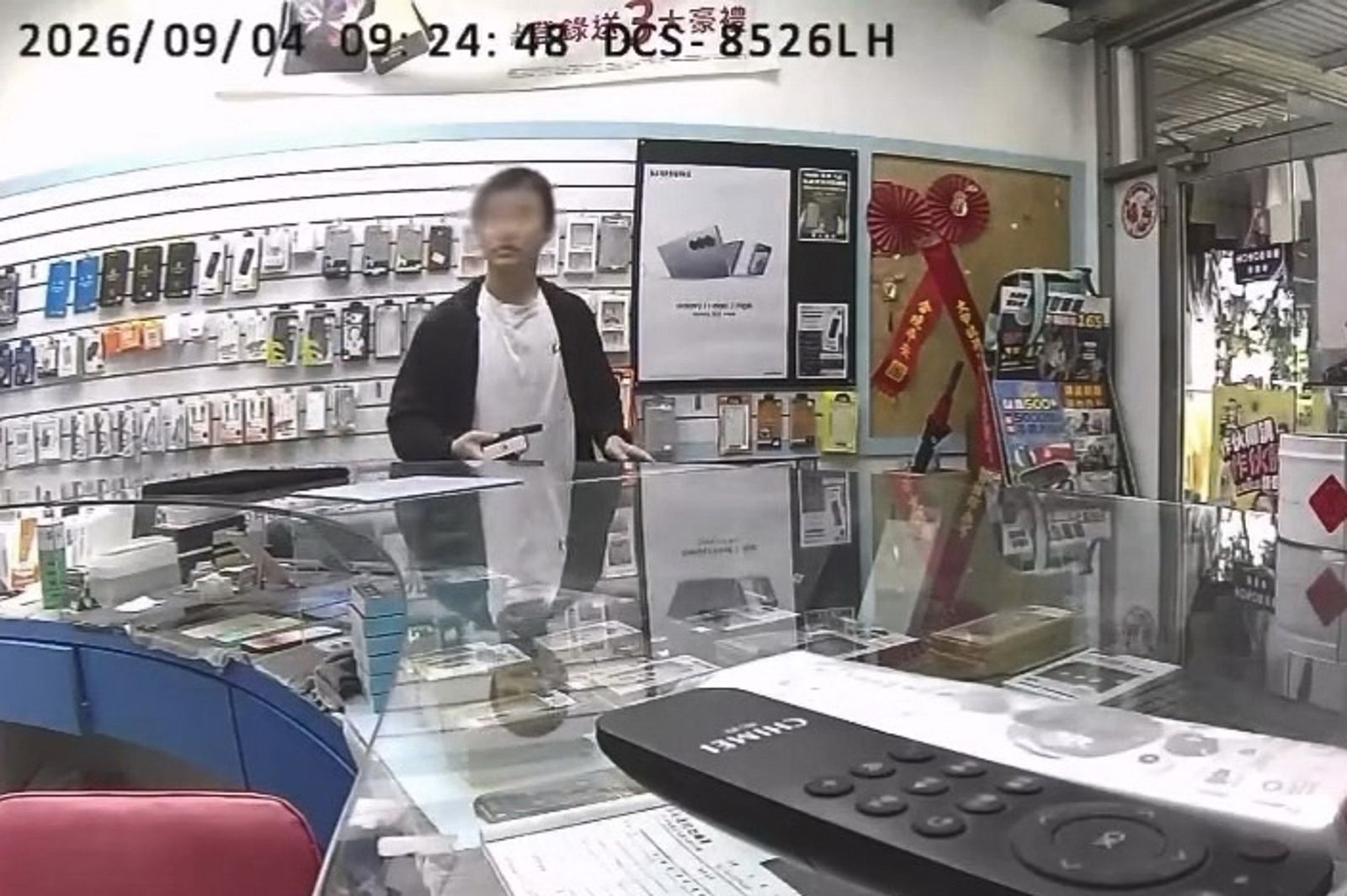 男子趁業者刷卡時,拿起尚未結帳完成的手機。圖/翻攝自threads duoyuan062495