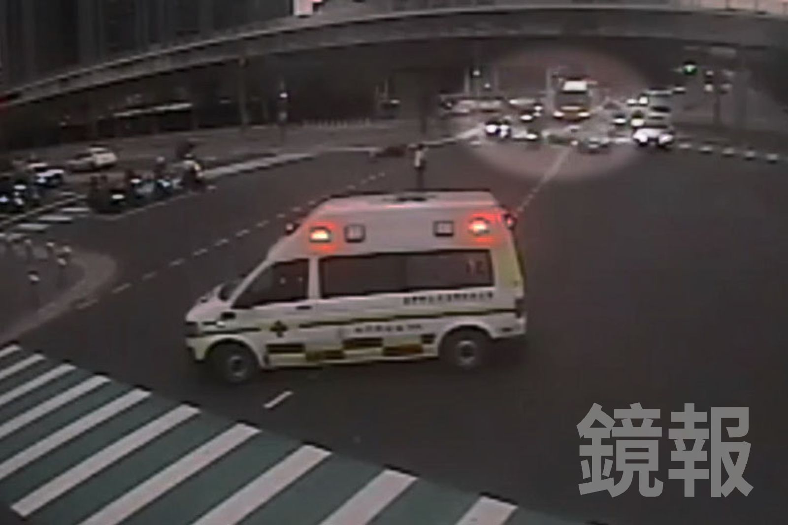 機車騎士黃女在路口減速，準備停讓對向的救護車，後方余女疑似反應不及，失控追撞上去，造成2人受傷送醫。民眾提供