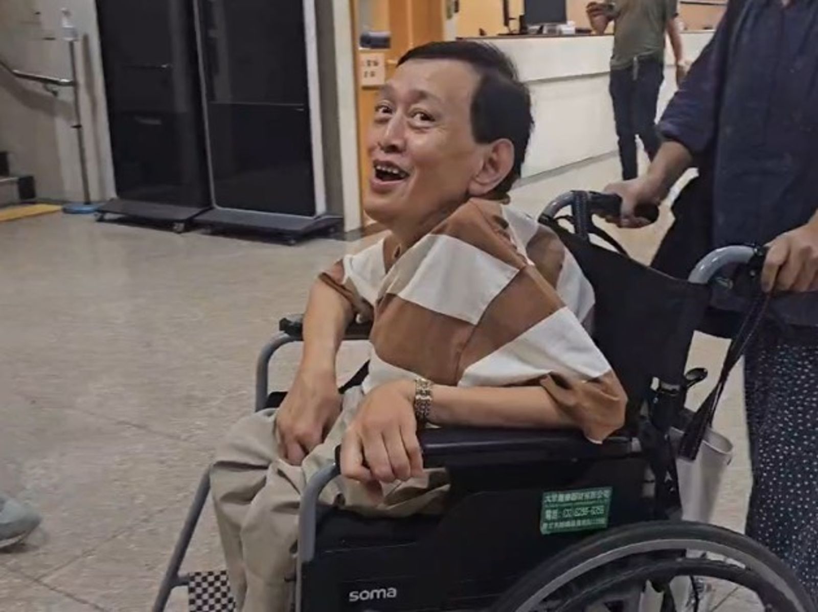 友達收購凌華爆內線交易　董座親大哥30萬交保竟是「混障綜藝團」創辦人