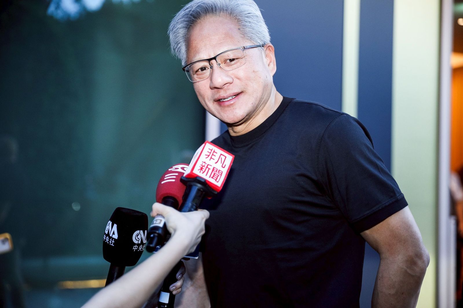 曾推記者今變暖男發便當 林百里作東請黃仁勳 老黃預告:下半年廣達忙出新高度