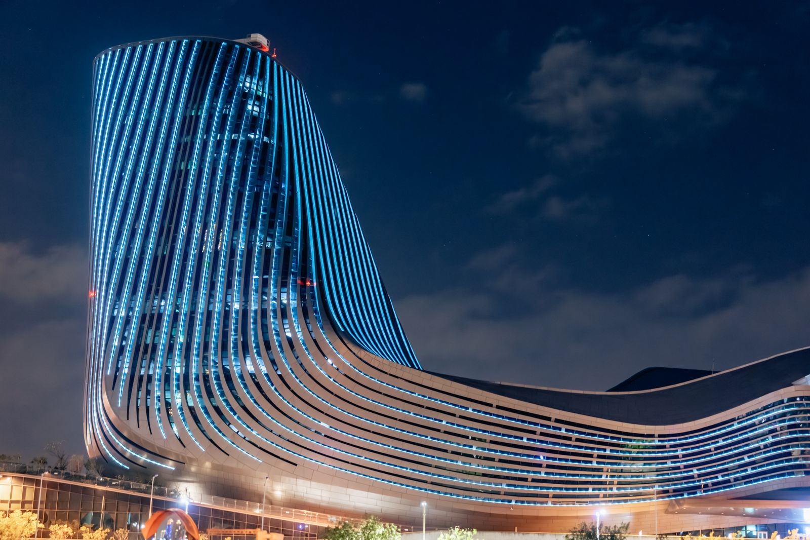 高雄港旅運中心閃耀著藍色燈光。Live Nation Taiwan提供