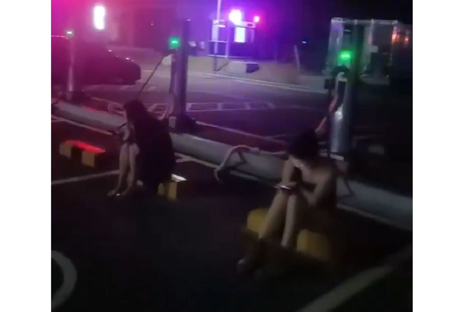 中國人就是會玩!電動車插充電樁 車主找「充電媛」人肉插電