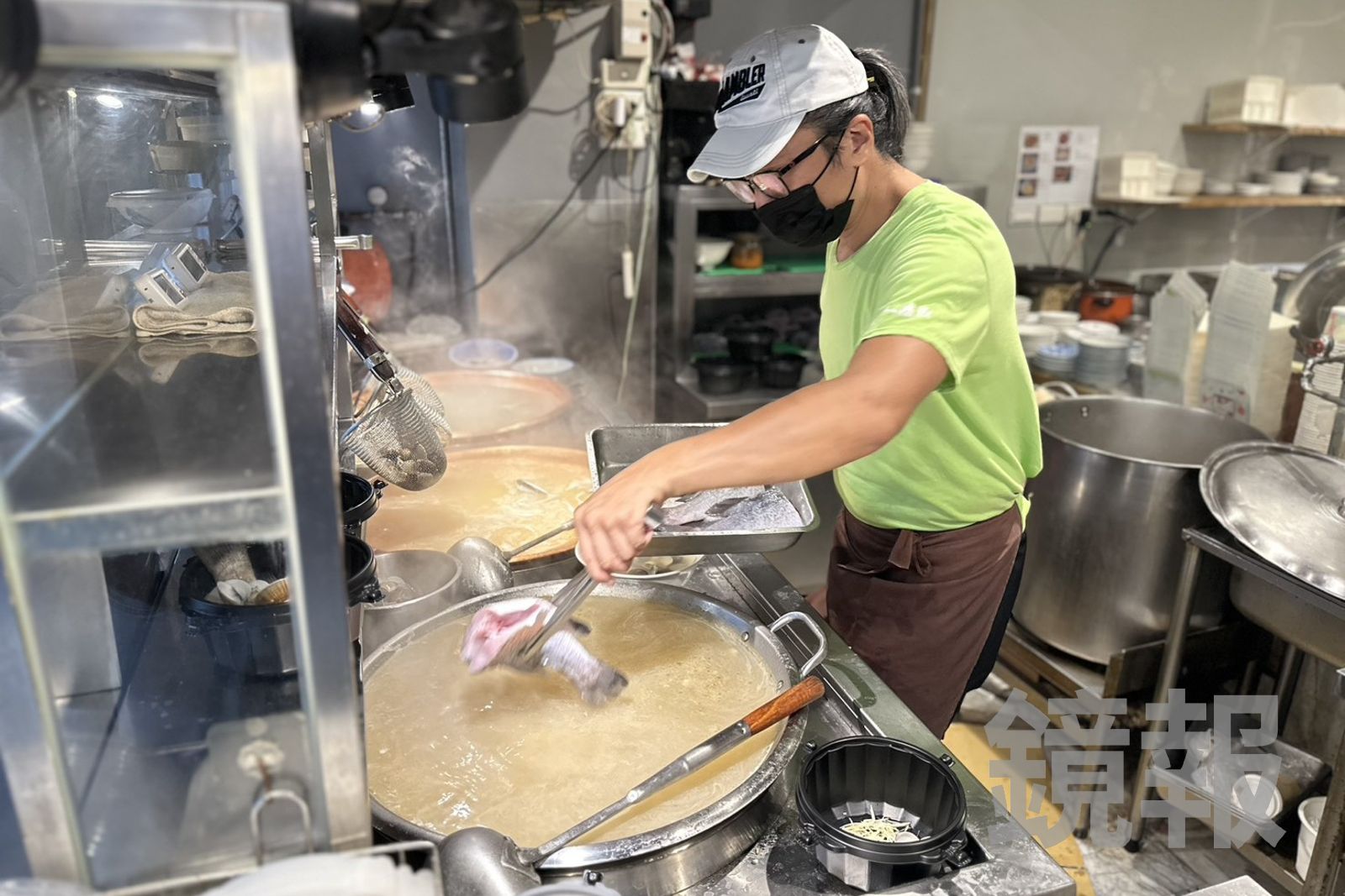 二代老闆江蒼仁煮魚湯的手法細膩，而且專注迷人。