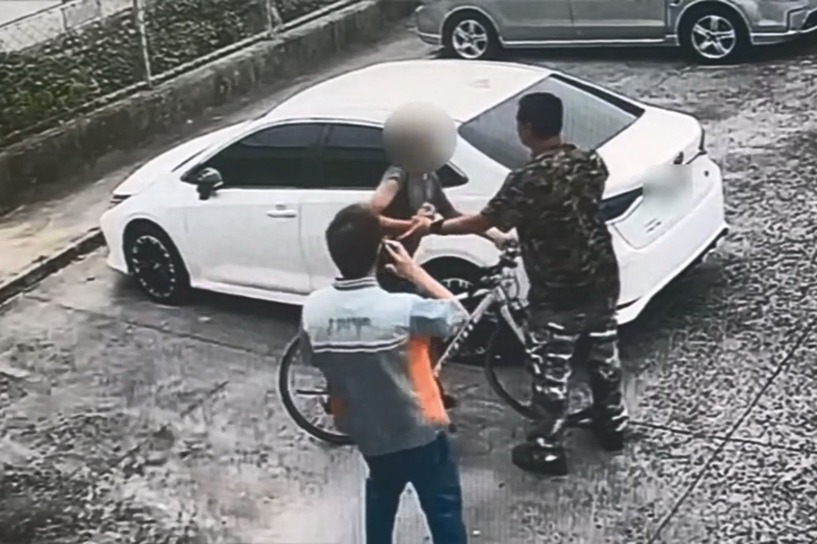 黃男騎腳踏車想離開，超商店長攔停不止，急忙報案，民眾趕快上前協助，擋住黃男去路。民眾提供