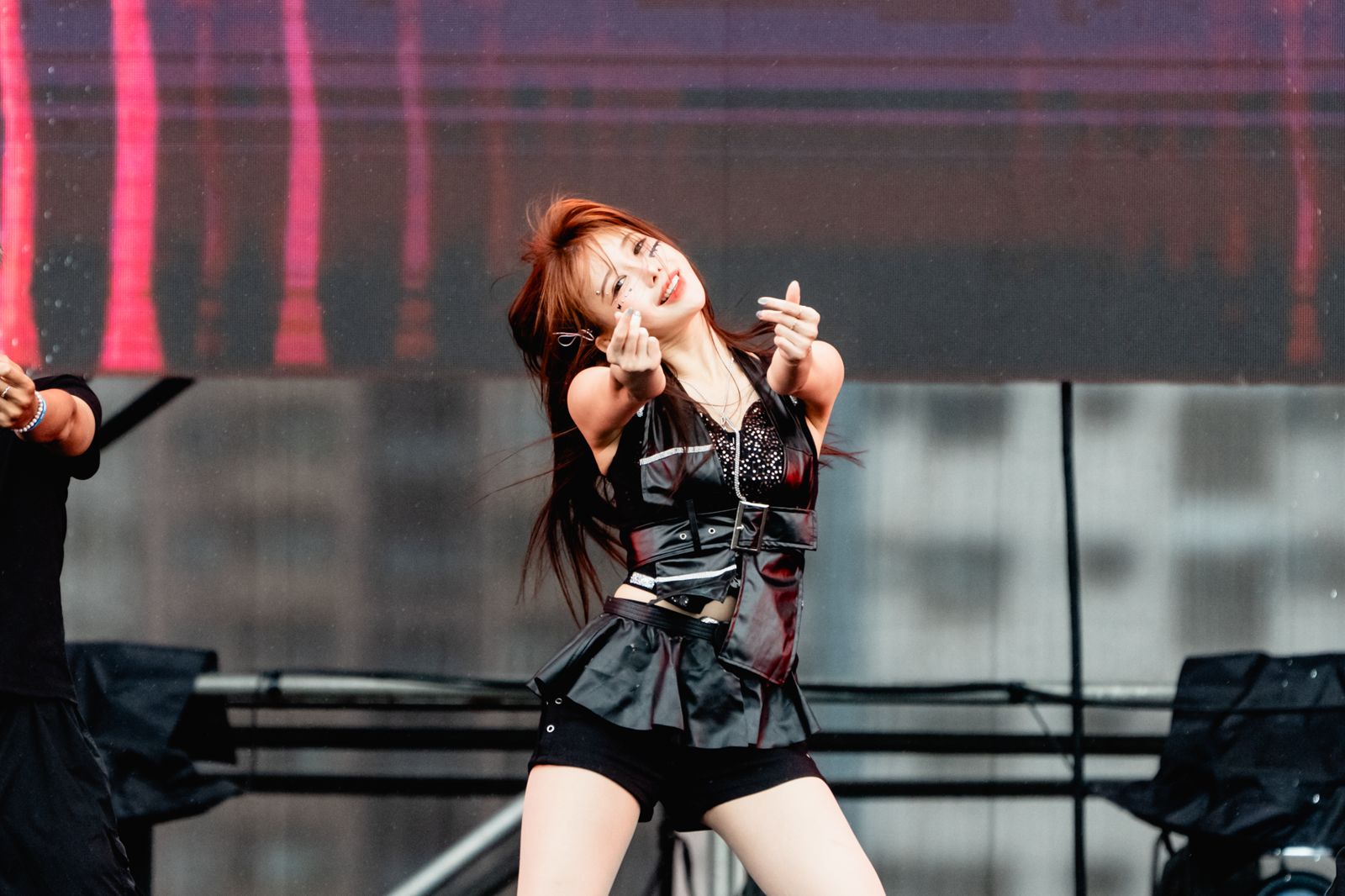 啦啦隊女神李雅英比愛心放電。寬寬整合行銷提供