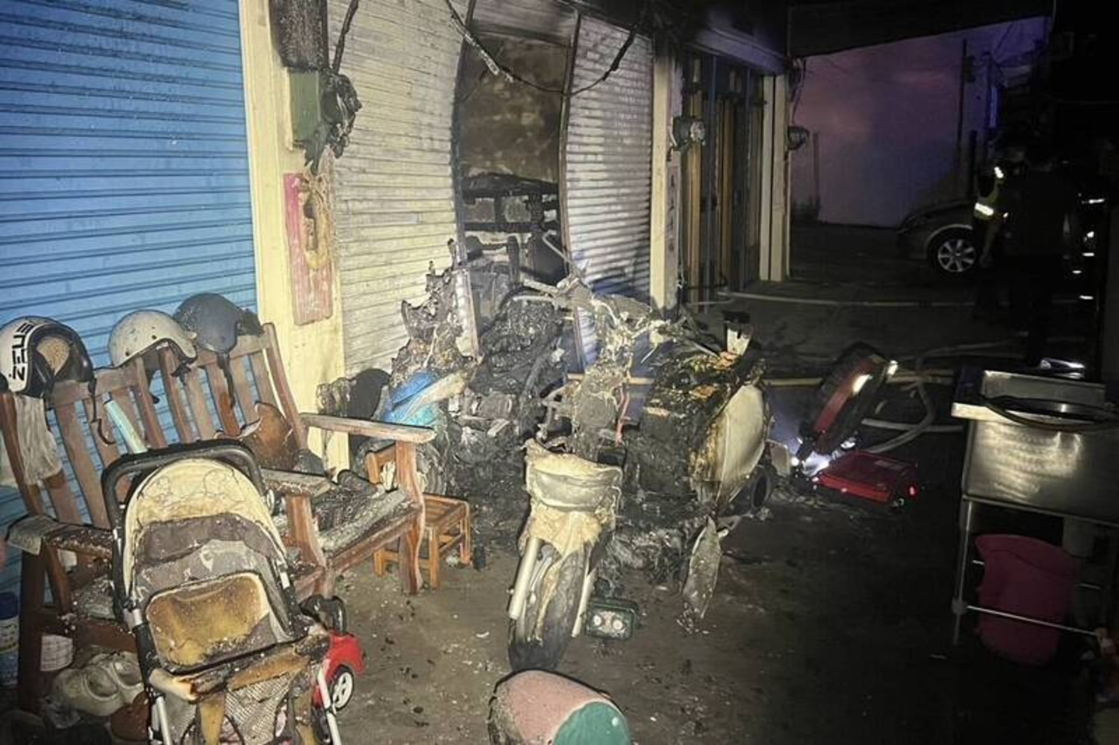 高齡鬩牆 南投78歲翁爭產先縱火燒宅 預藏鹽酸要潑弟 警員機警阻撓慘被灼傷