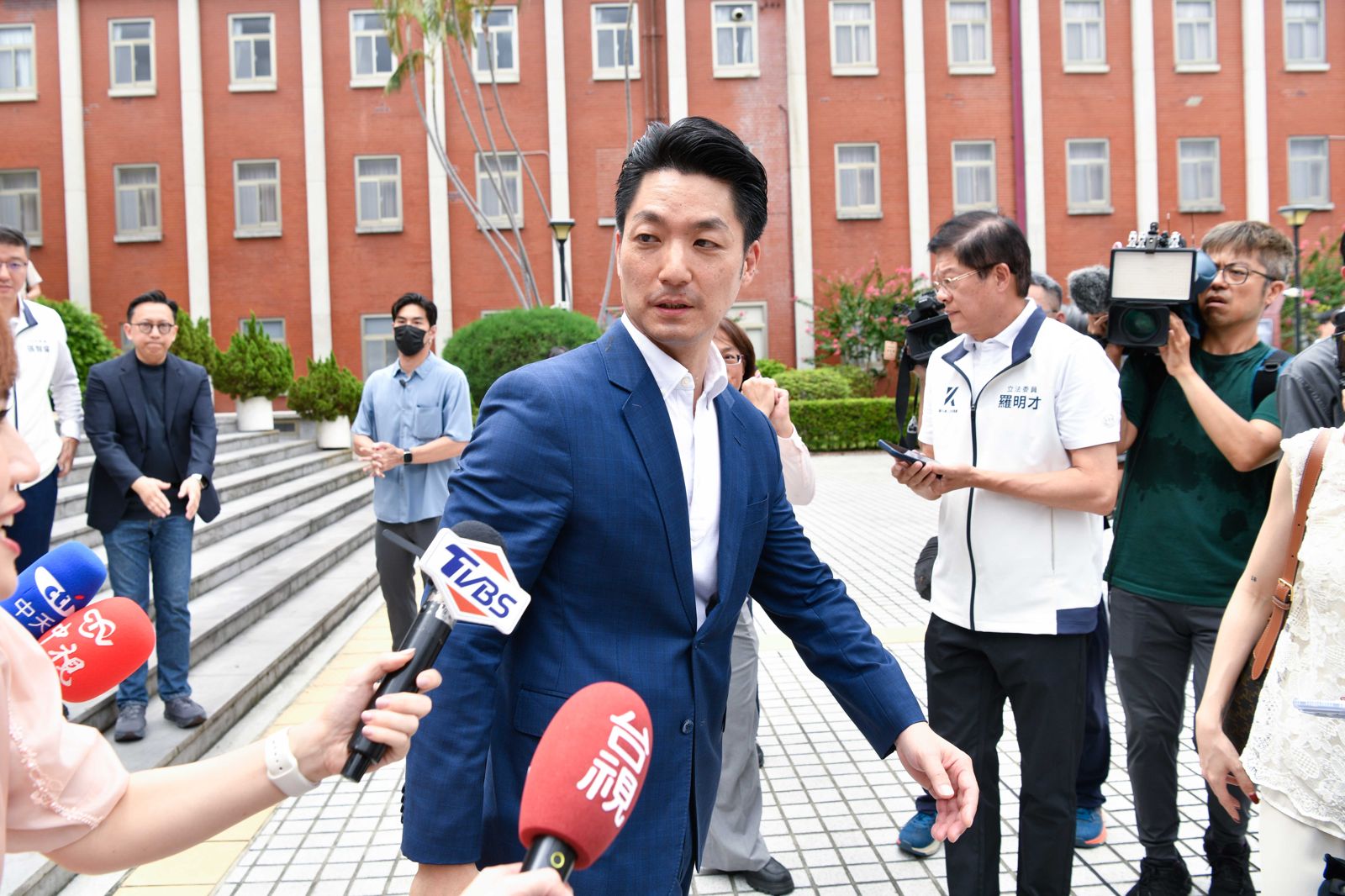 蔣萬安對於他「蔣家第四代」這項身分的血緣尚未經DNA確認等證據,鮮少有主動說明。李智為攝影