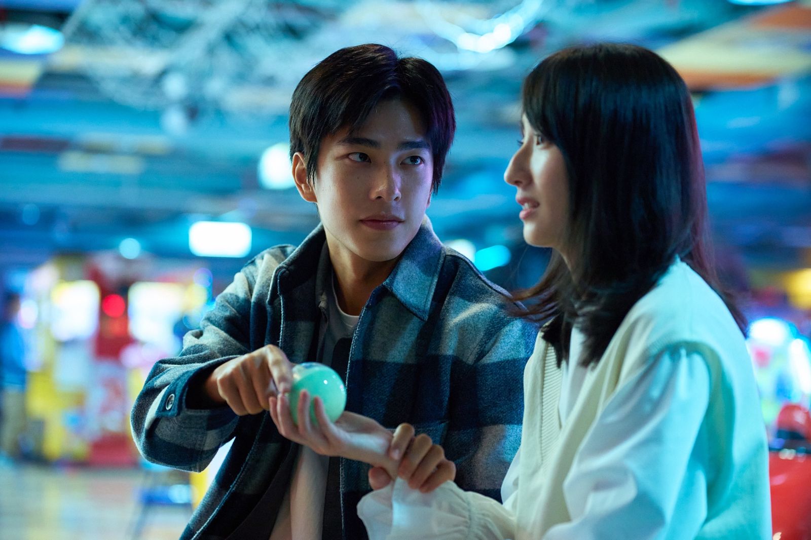 《如果我不曾見過太陽》曾敬驊(左)與柯佳嬿的相遇揭開二部曲關鍵。Netflix提供