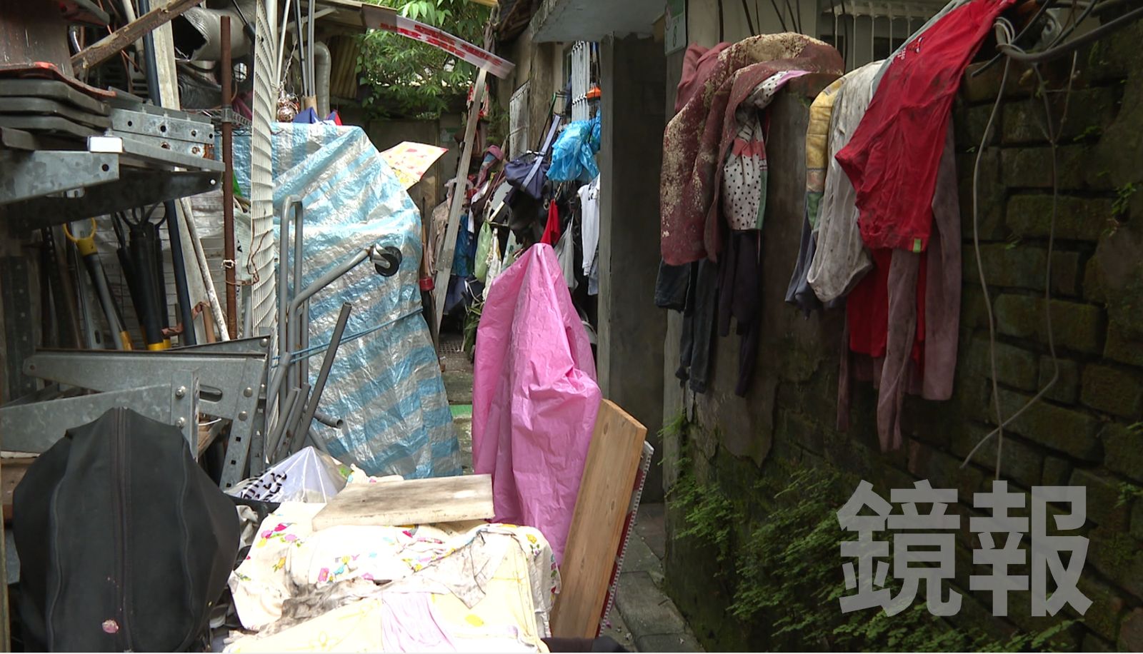 起火房屋後巷過去也是堆滿雜物,與鄰居僅有一牆之隔。資料照