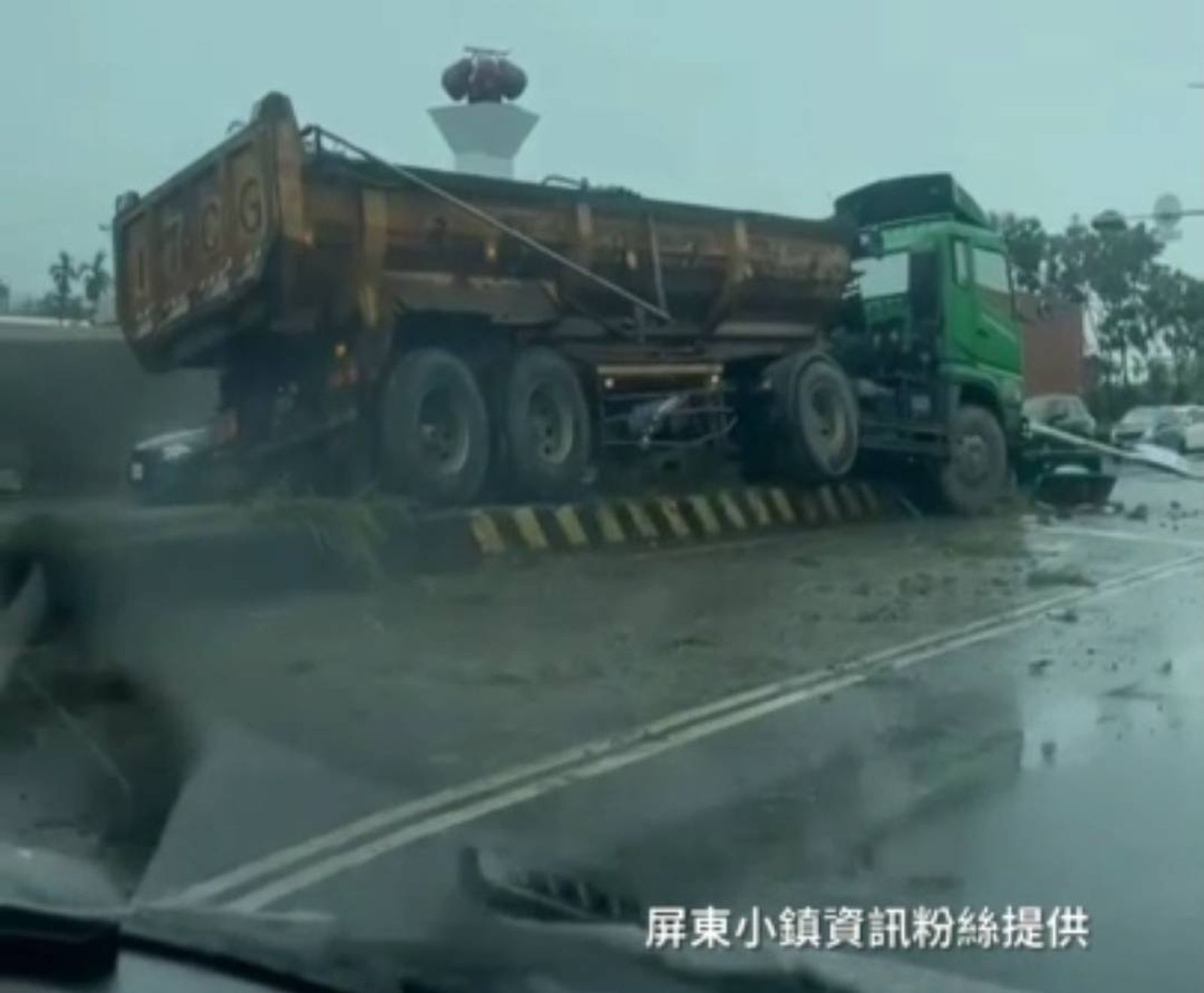 有片／驚悚！砂石車雨中衝上分隔島　路燈號誌桿倒下砸中自小客車