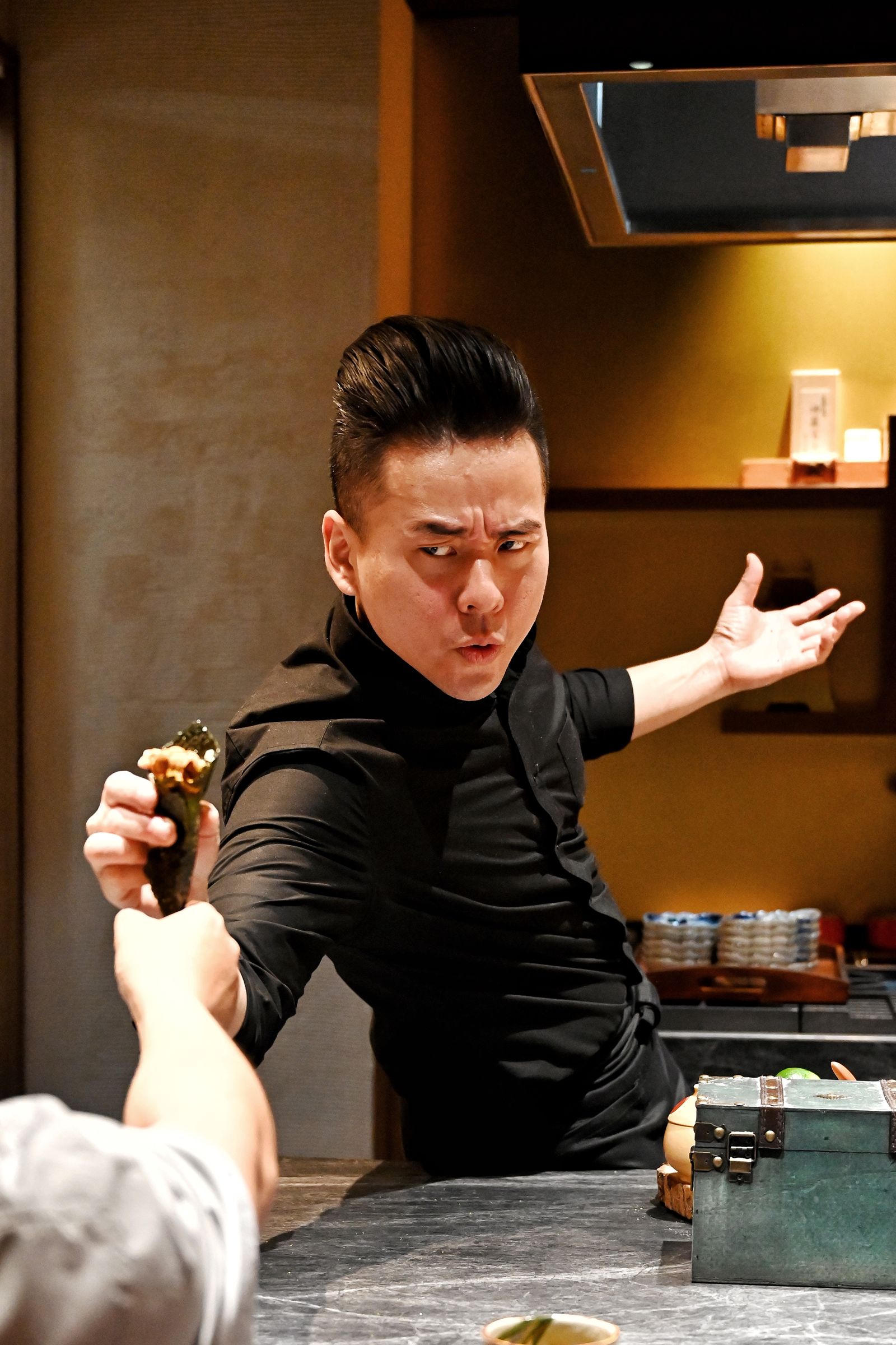 板前長蕭桔麟是大E人，彷彿喜劇演員。