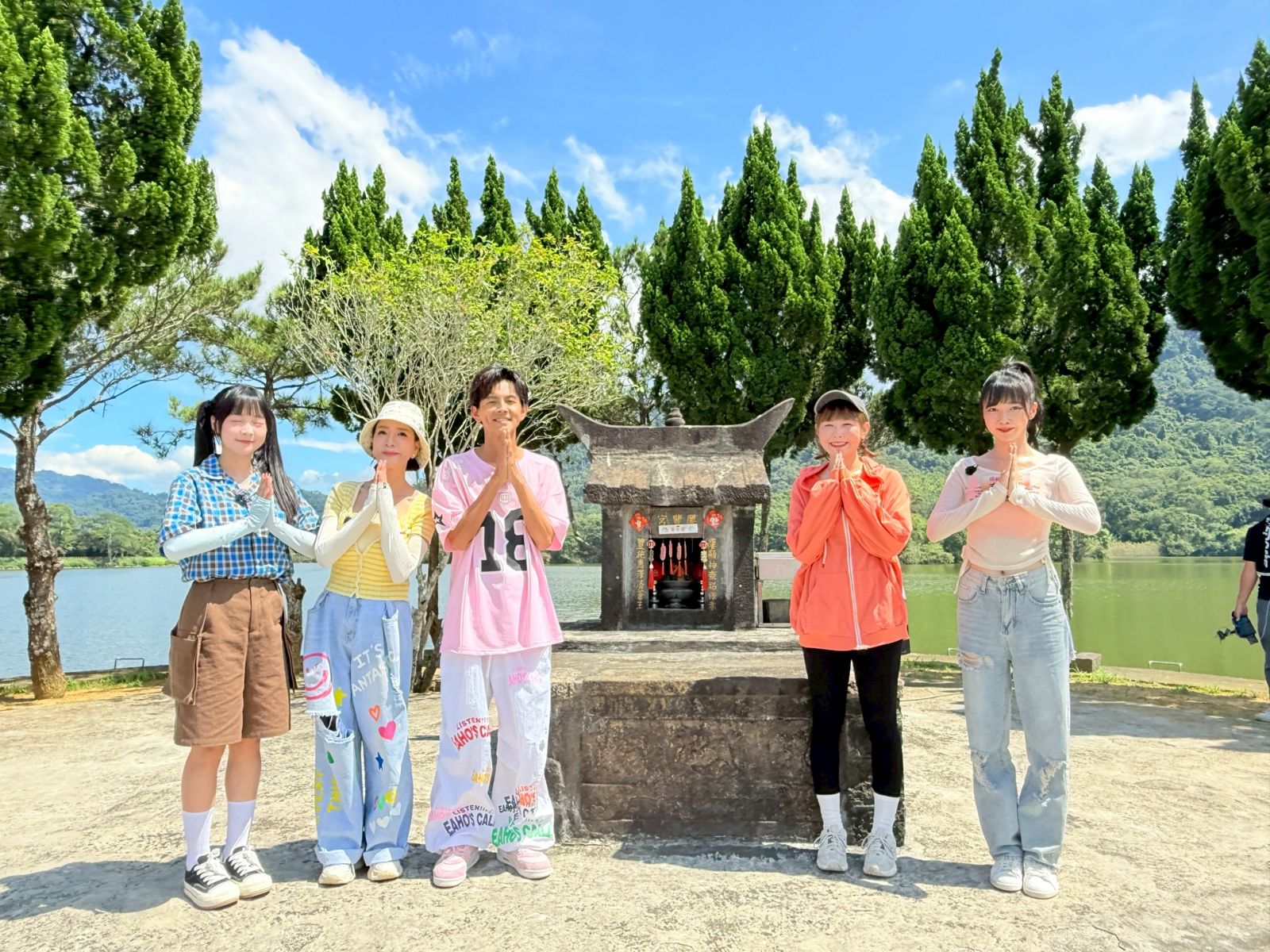 一行人來到桃園大溪。民視提供