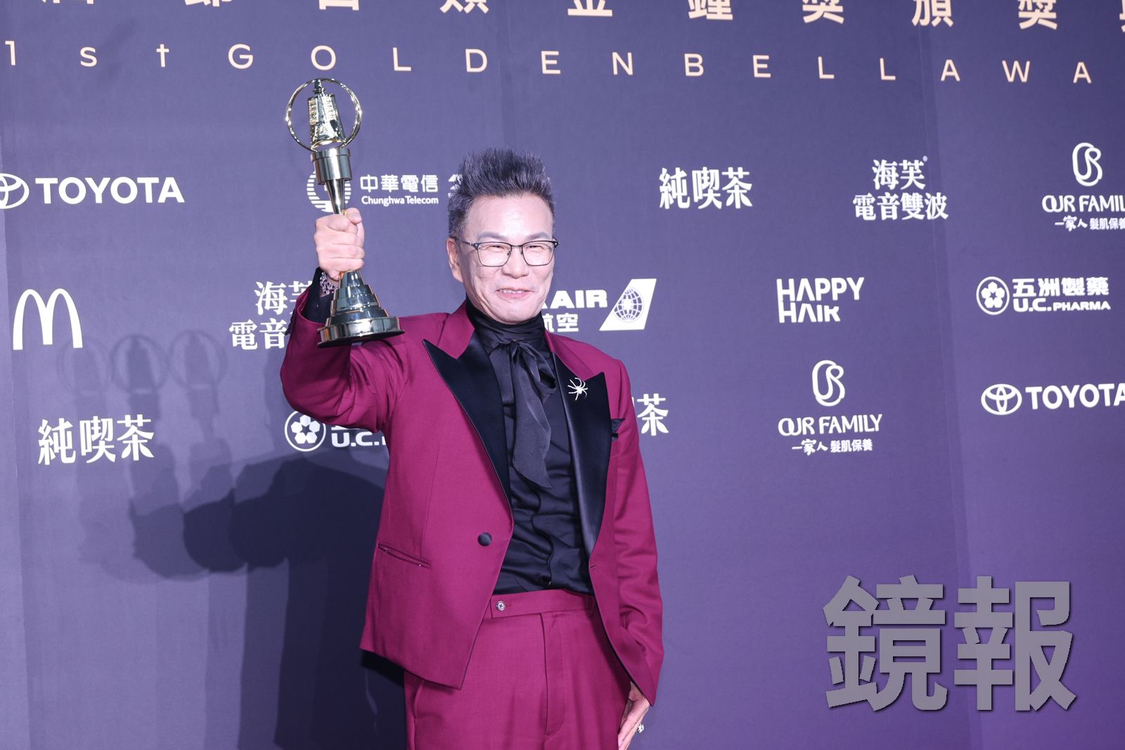 沈玉琳身穿勃根地紅西裝。圖／攝影組