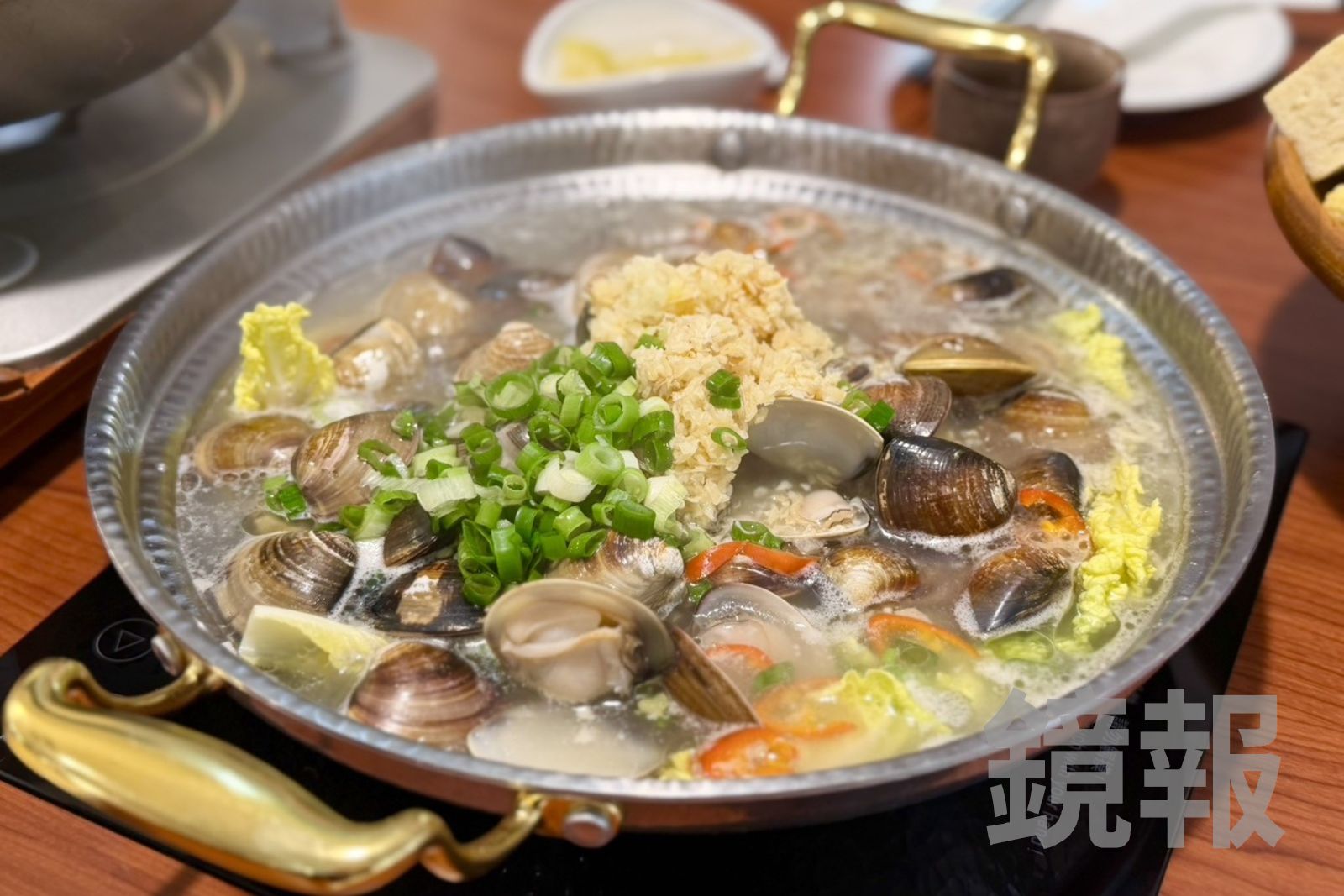 「嫦嫦正宗招牌卜卜蜆」放入1.5斤的文蛤,與大量蒜頭一起滾煮後,湯汁清甘甜美。(980元/鍋)