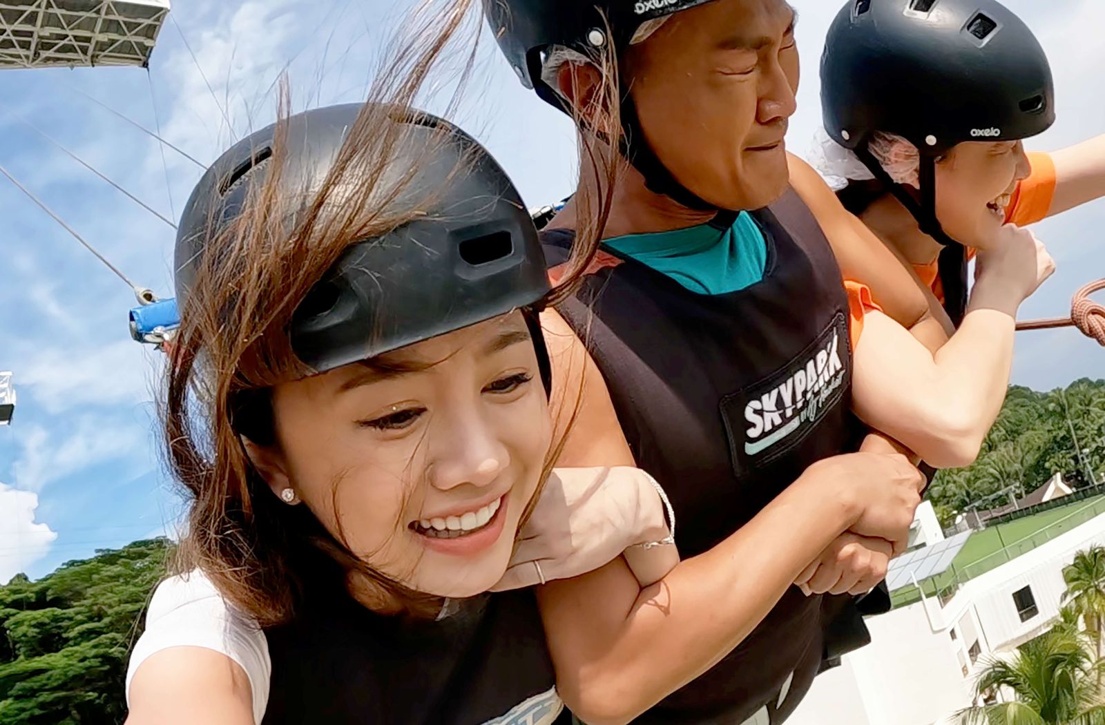 左起籃籃 林俊逸 職人小紅 挑戰高空盪鞦韆。公視台語台提供