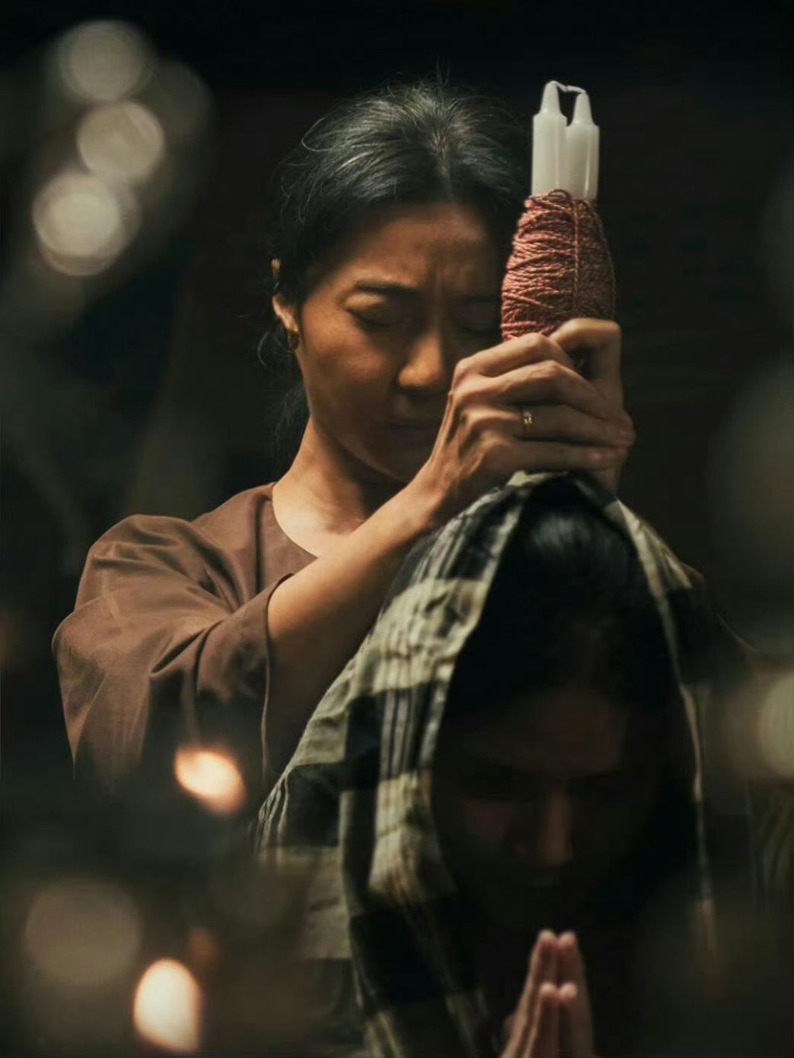 范冰冰這次在《地母》中飾演農婦巫女,外型「洗盡鉛華」完全認不出來。翻攝微博