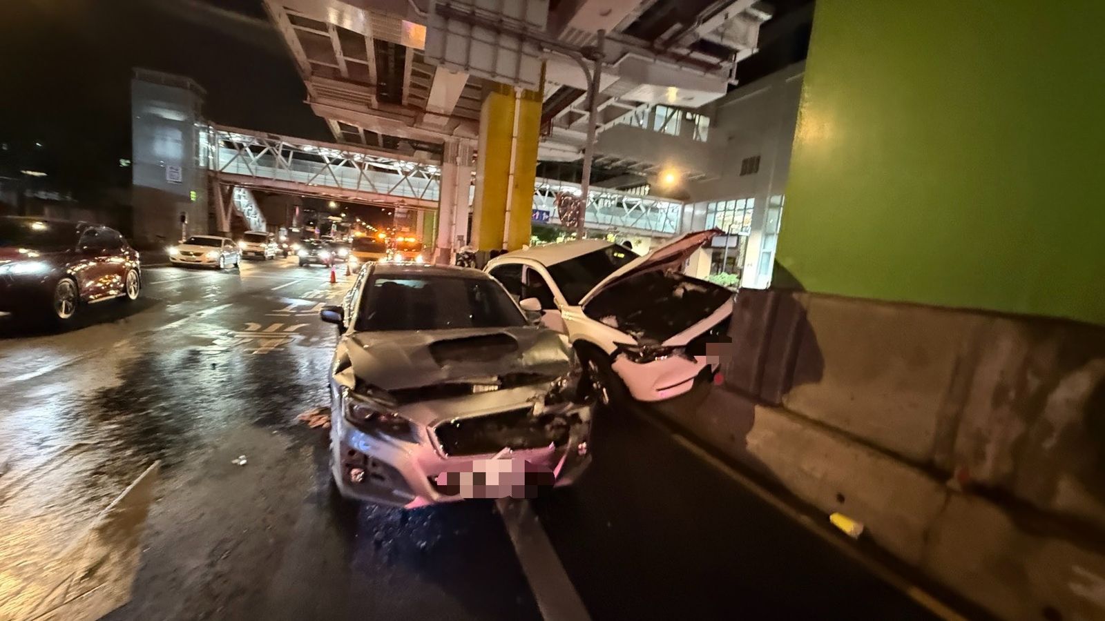 燈號轉綠他「繼續發呆」!中和3車撞成一團 「整輛車翻過去」 現場畫面曝光