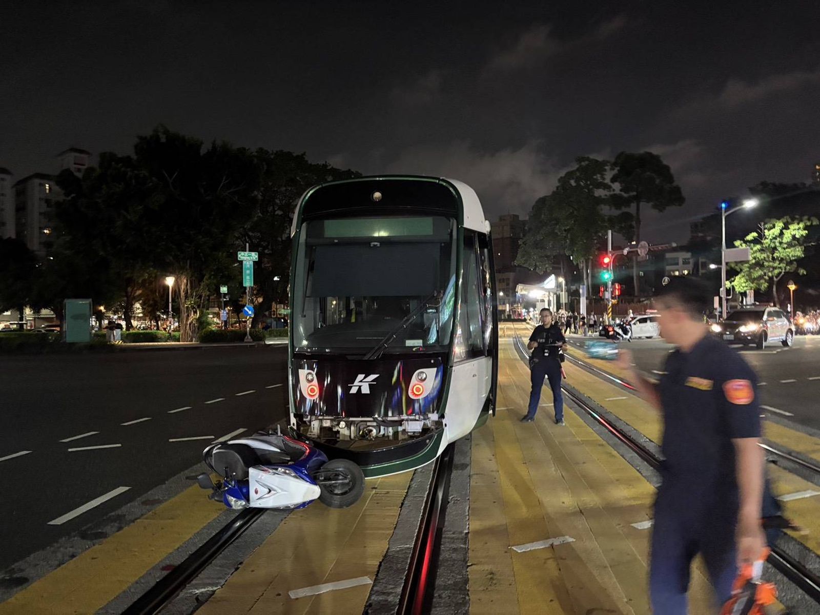 有片／高雄機車違規左轉撞輕軌　22歲男受傷送醫