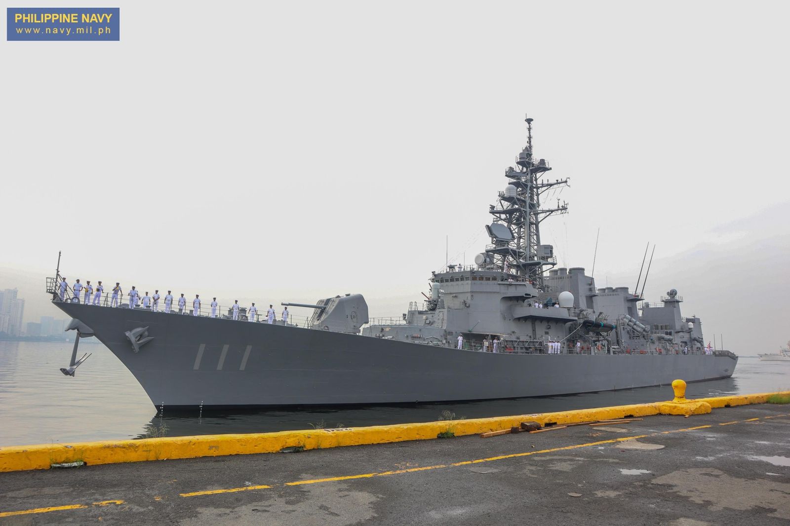 日本軍艦的官兵以海軍傳統禮節-站波禮，表達敬意。圖／Philippine Navy臉書