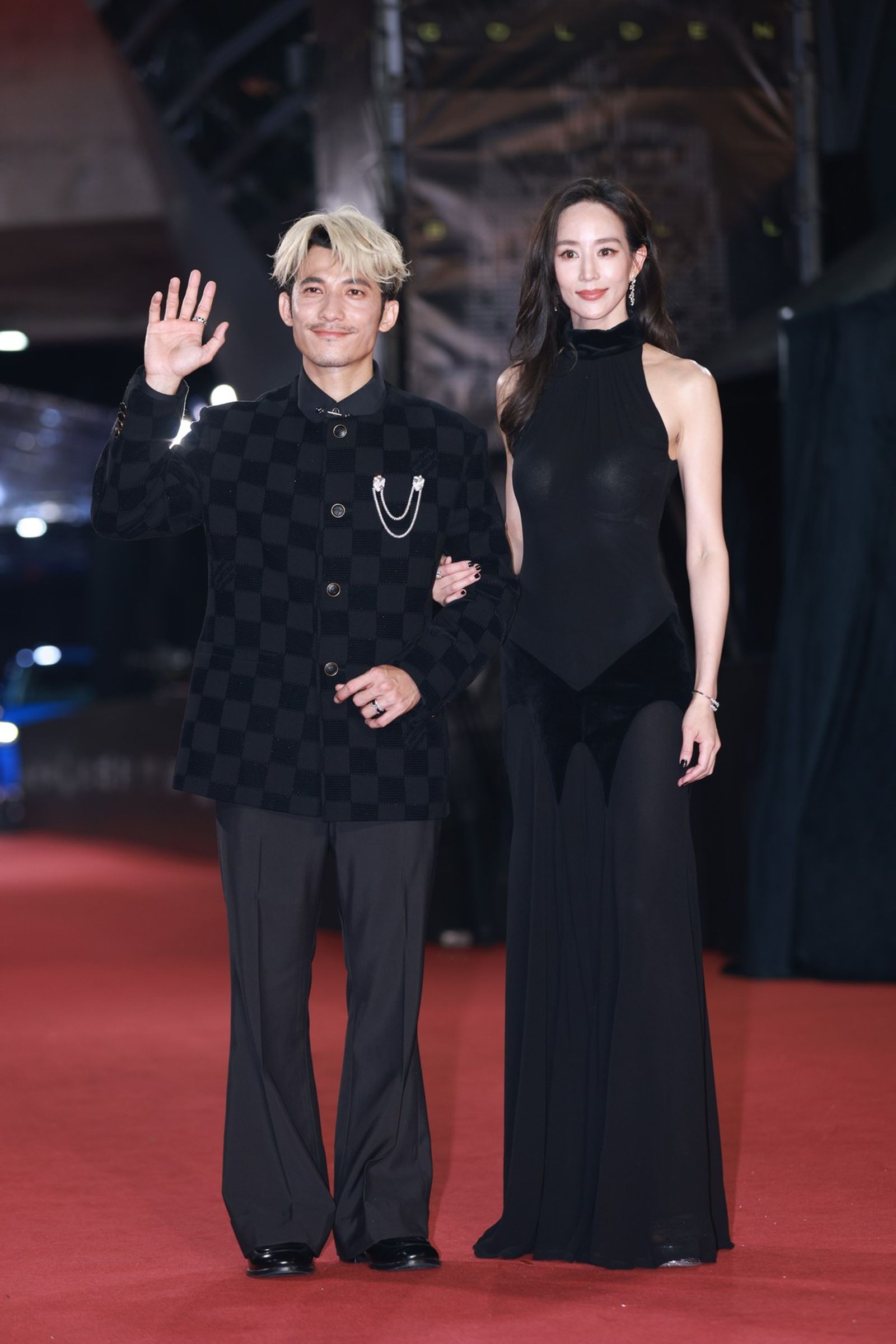 張鈞甯(右)造型驚豔。攝影組