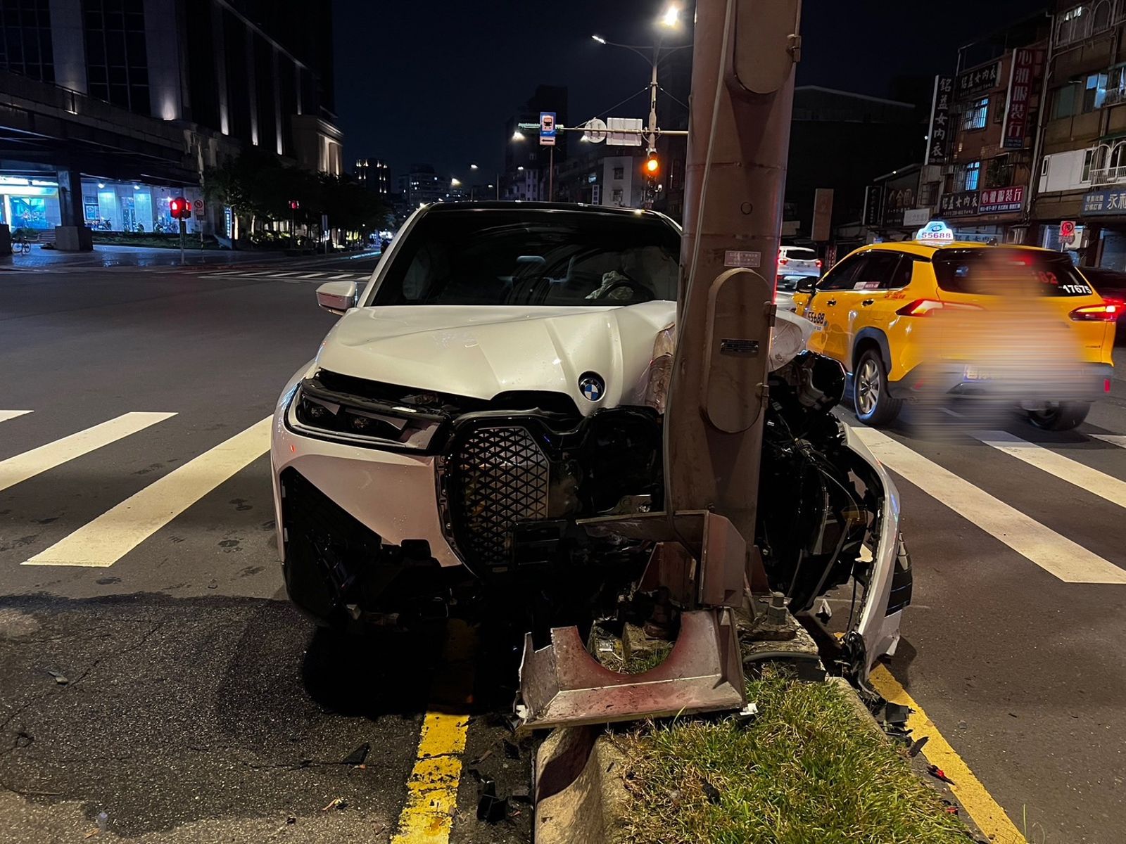 BMW豪華遊旅車酒駕自撞分隔島,車頭整個嚴重毀損。翻攝畫面