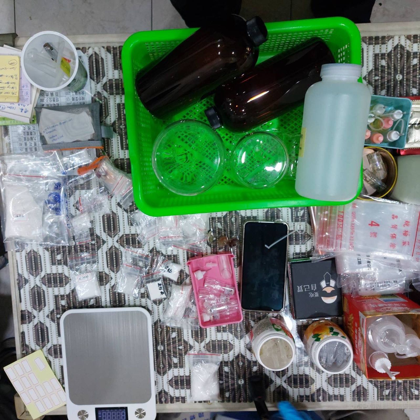 檢警破獲製毒工廠查扣品項繁多毒品。檢方提供