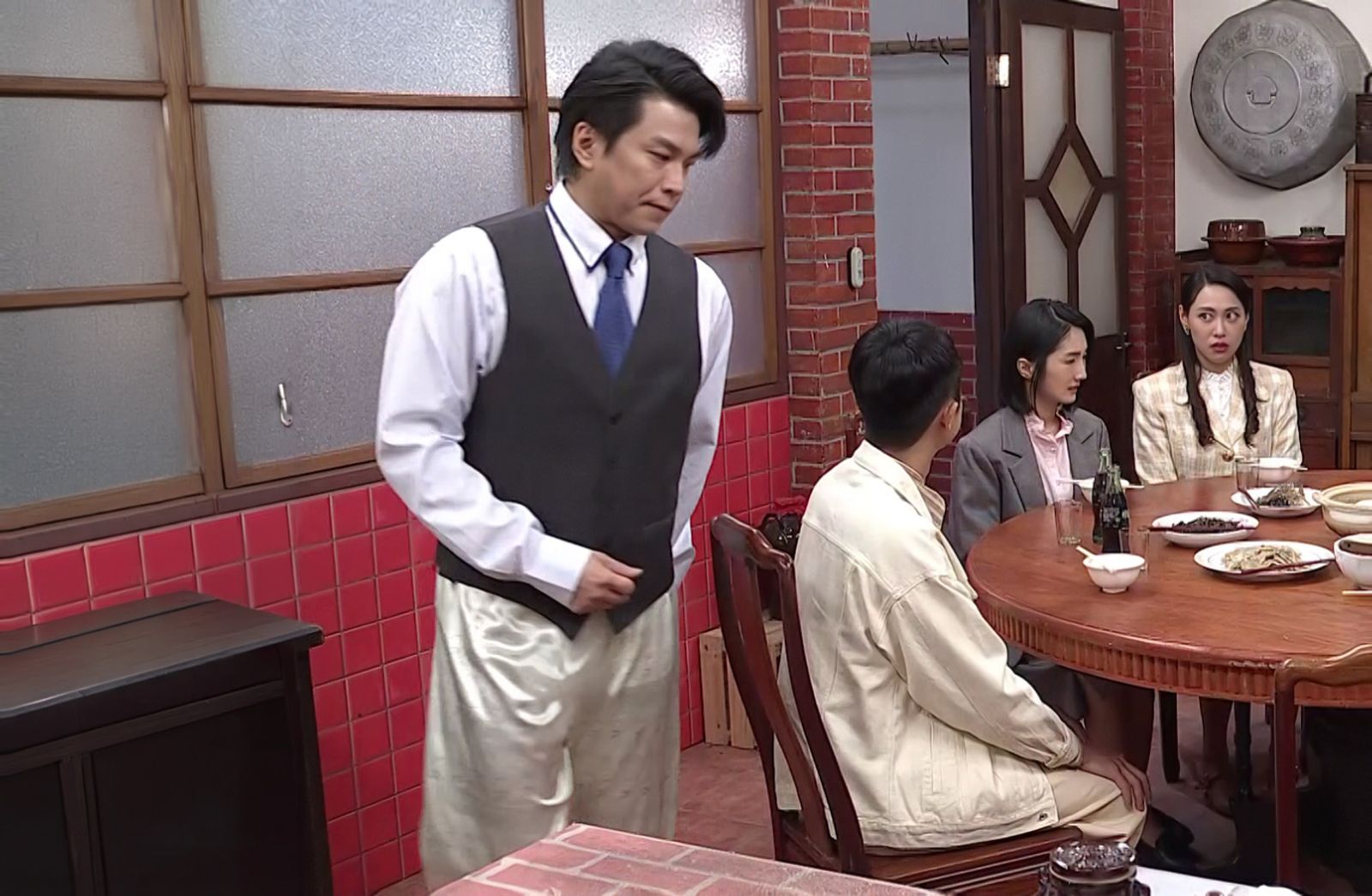 8點檔男神西裝配睡褲意外有型 自嘲「I人天花板」演技爆發!一句「攏住手」全場笑翻