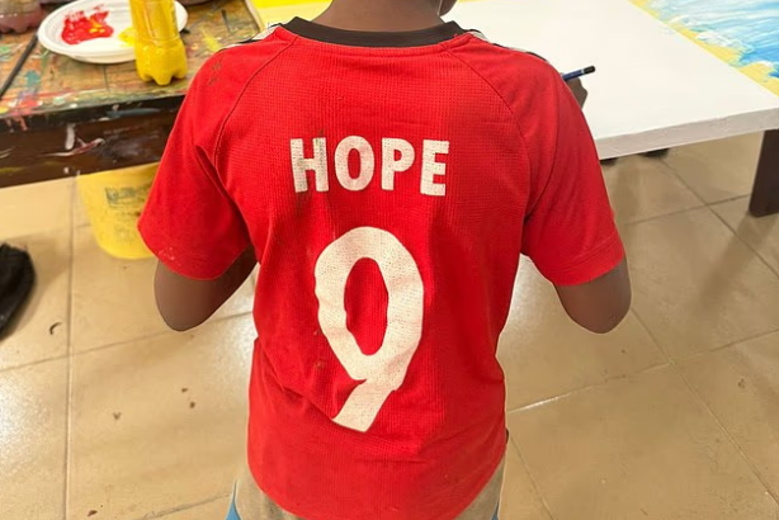 慈善組織Land of Hope創辦人Anja感嘆Hope「現在很獨立、堅強,也有很多朋友,我對他感到無比驕傲」。圖/翻攝畫面