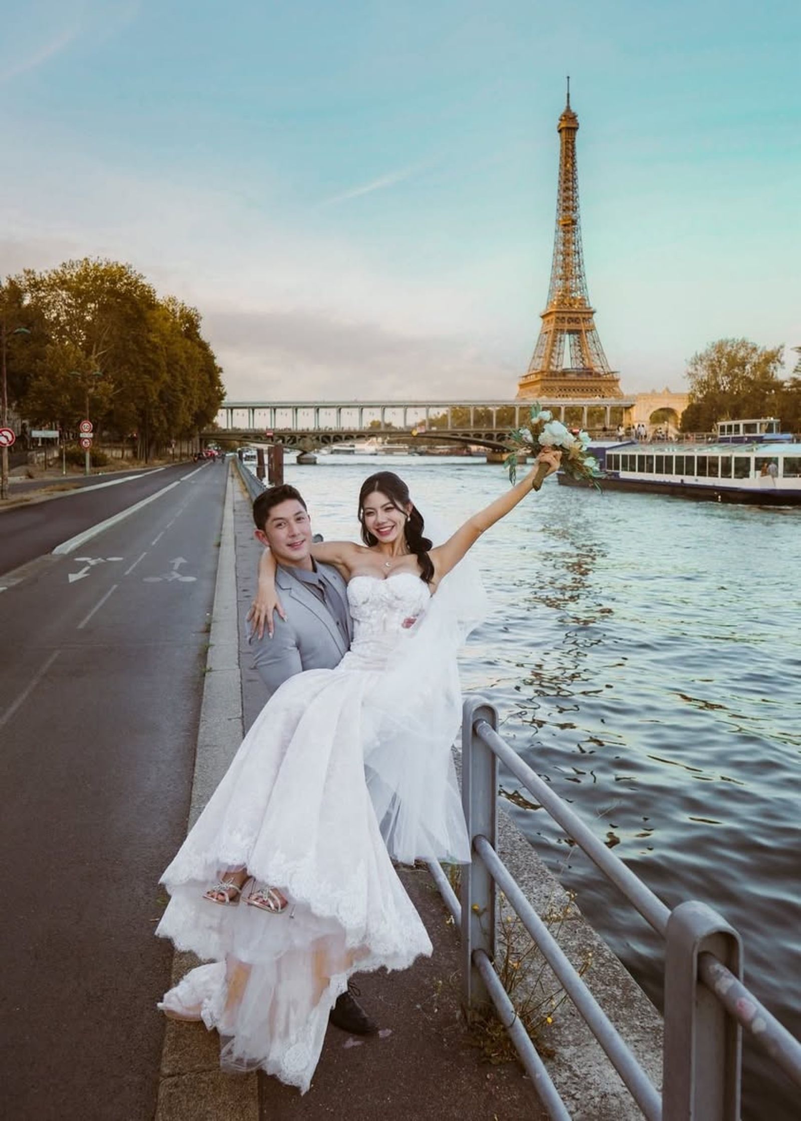兩人在巴黎鐵塔前浪漫合照。翻攝舞陽臉書