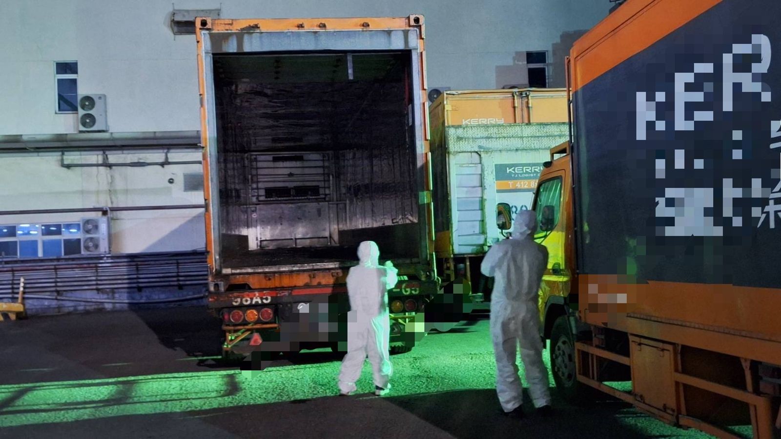 衛生局黃志中局長帶隊追查肉品流向,會同農業局動保處前往封存並穿著全罩式防護衣進行全面清消,限制全車貨品移動管制,確認該批肉品未流入市面。圖/高雄市衛生局提供