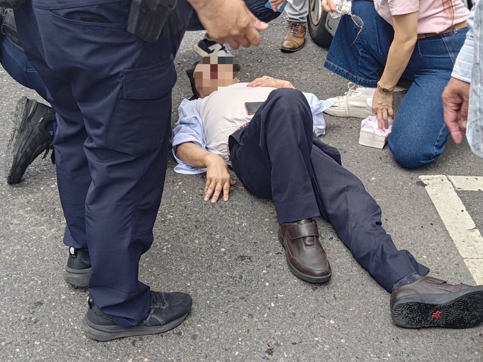 邱姓董座被熱心路人抬出。民眾提供