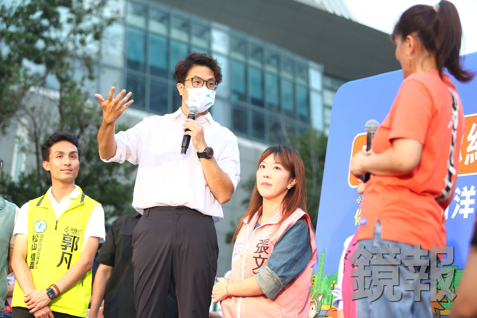 沈伯洋發燒了!戴口罩站上小巨蛋肥皂箱 妙解公車、都更議題