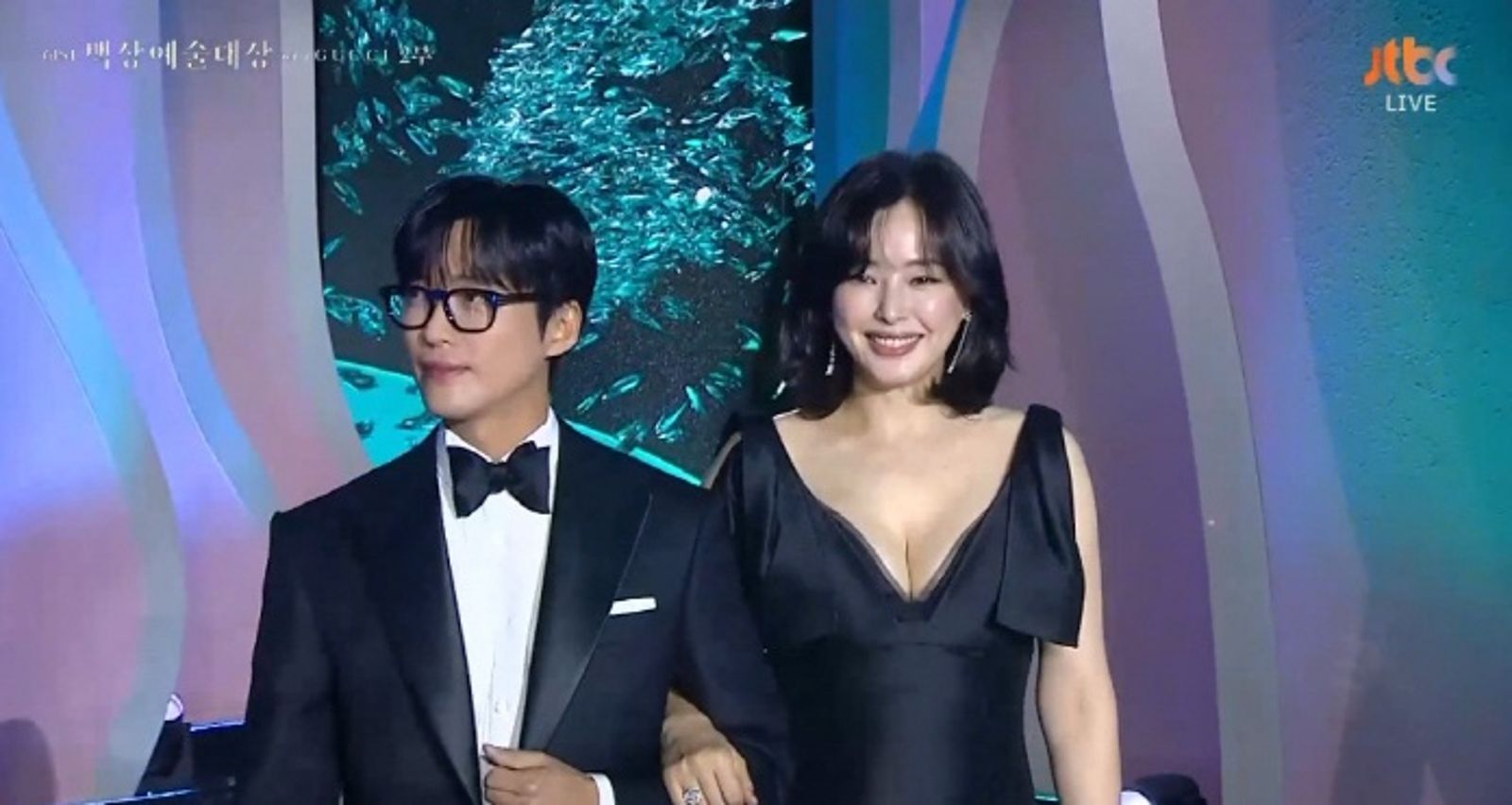 李荷妮(右)挽著南宮珉一同受邀頒獎。翻攝jtbc