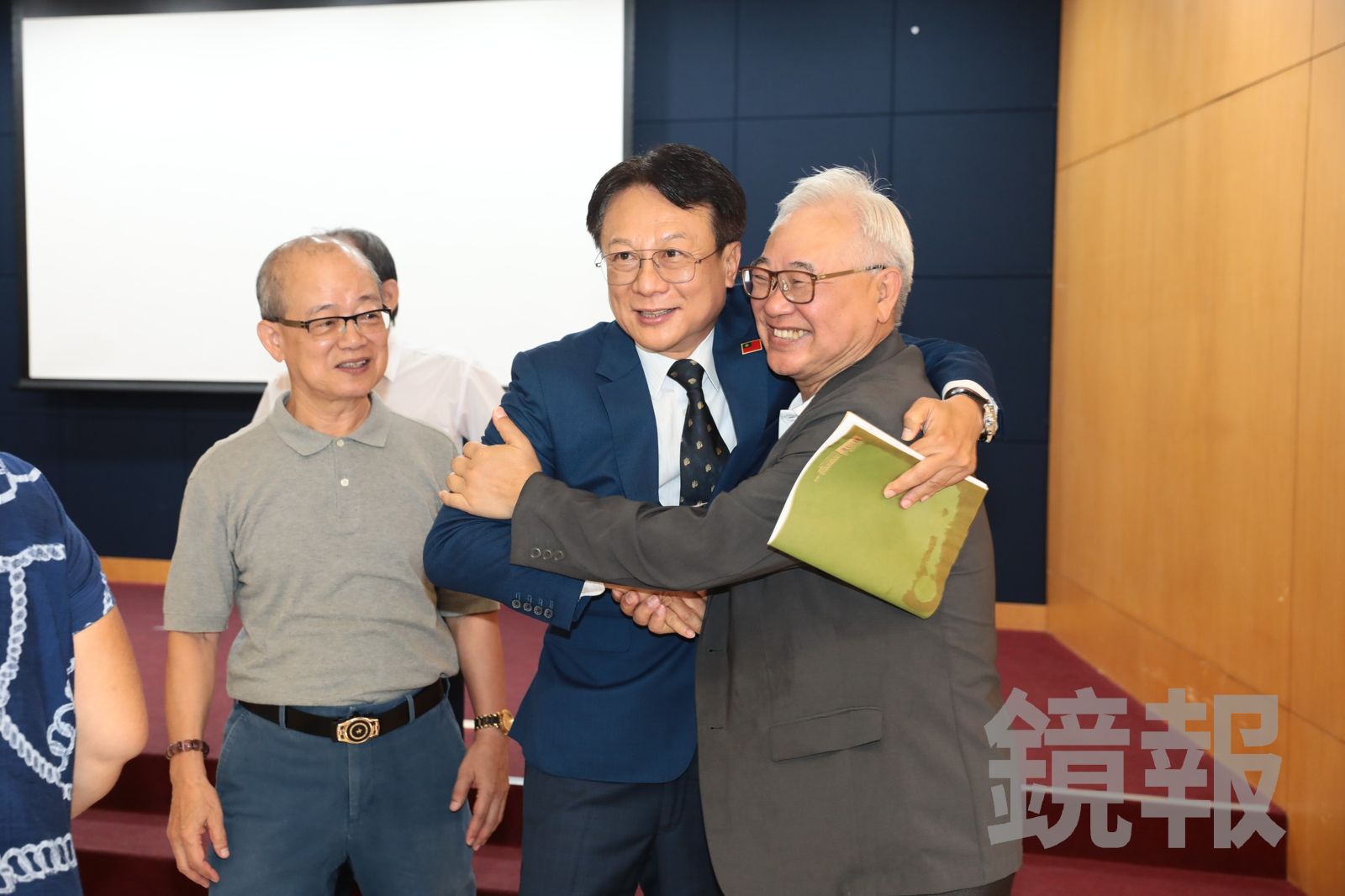 國民黨中評委鄧哲偉說,卓伯源是上市櫃協會中部會長,能解決國民黨的財源問題,所以希望所有黨員能力挺卓擔任下屆黨主席,相信絕對能帶領國民黨2028年重返執政。(圖/林煒凱攝)