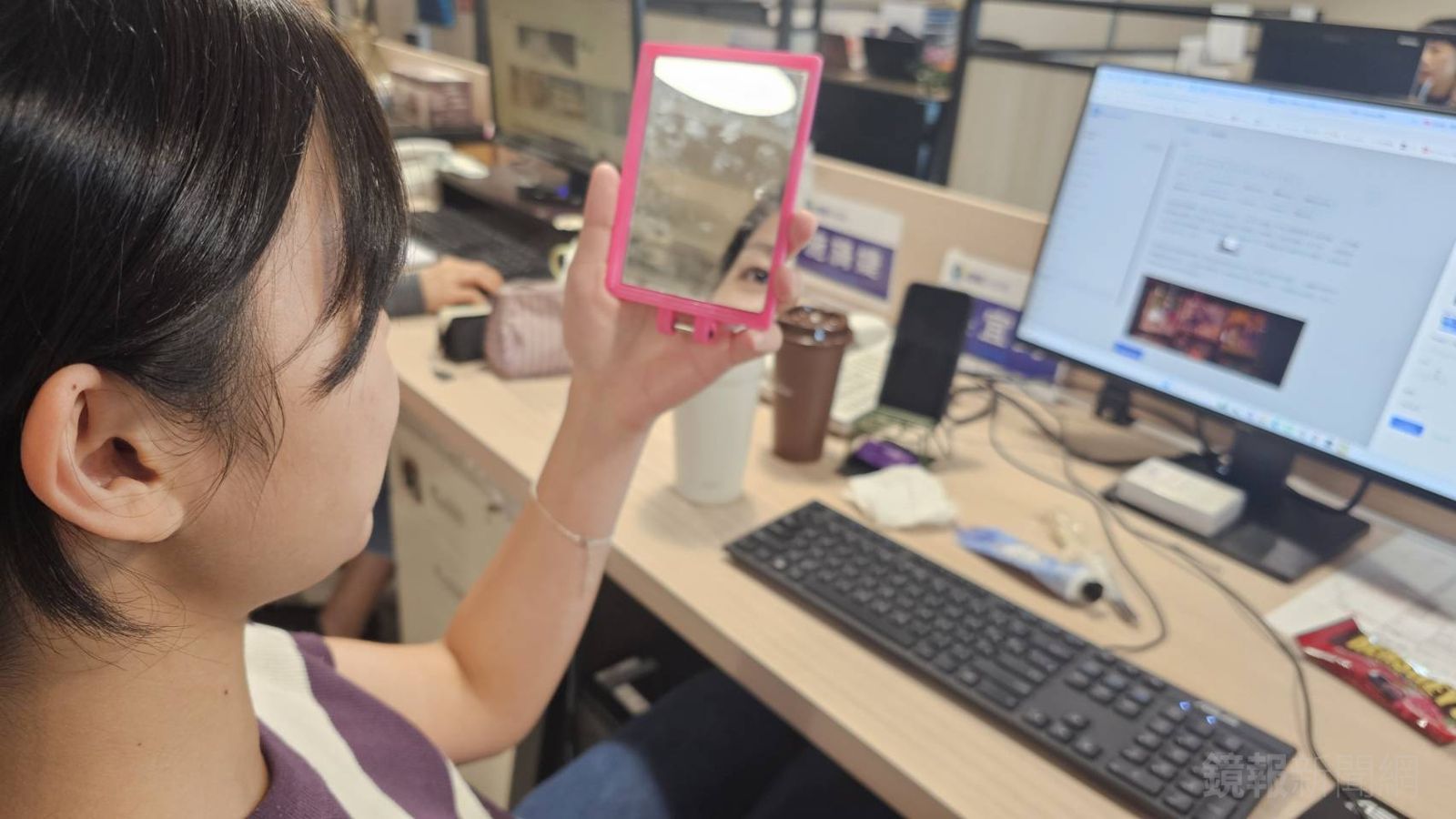 扯!上班照鏡子要罰款 這公司逼1天打卡6次…否則罰款8000元