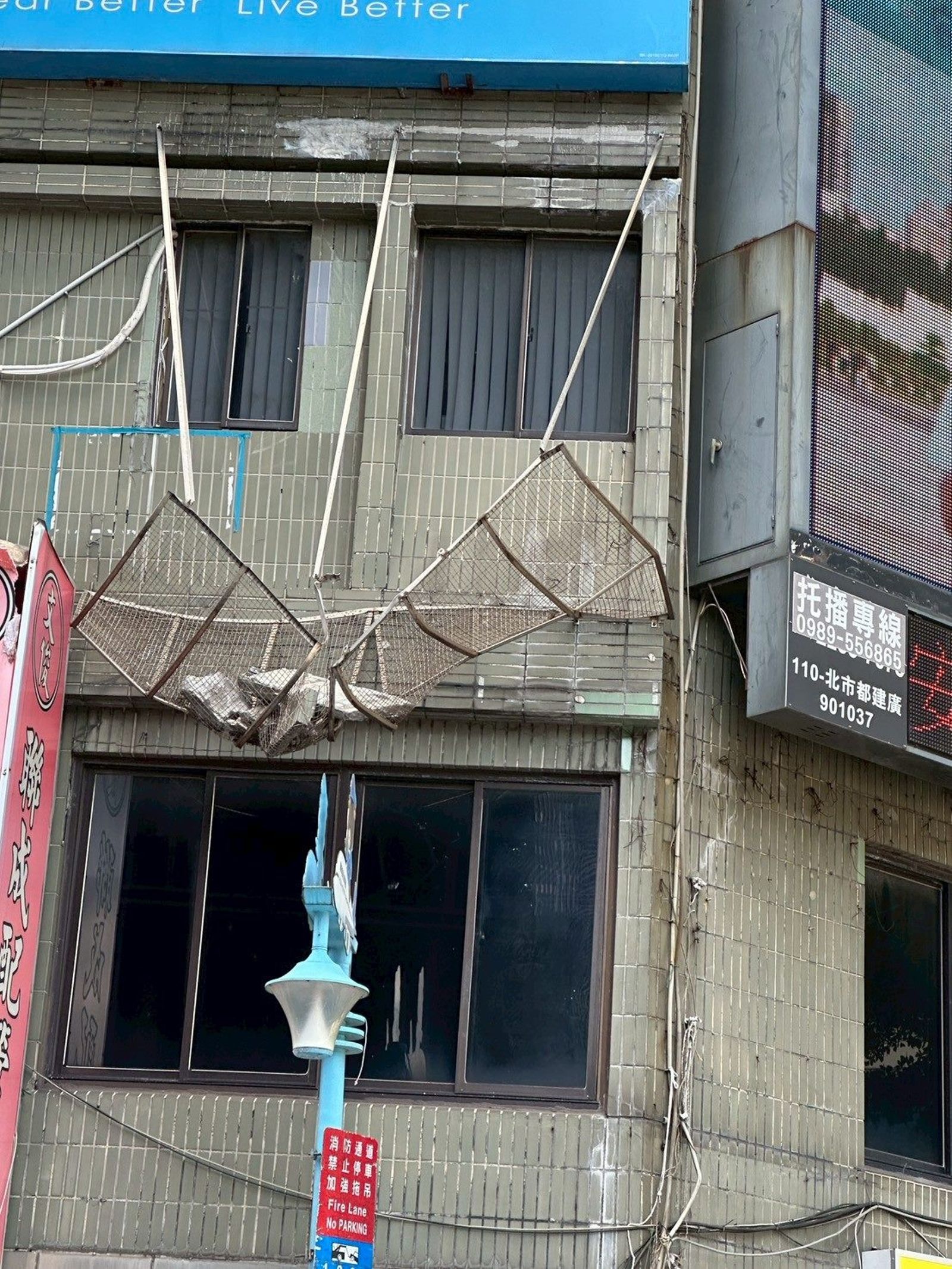 北市大同區華陰街大樓磁磚掉落,砸傷一名路過民眾。建管處提供