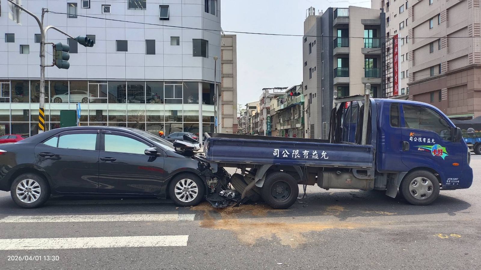 鳳山建國路追撞驚魂！自小客「鏟起」小貨車　差5公分釀連環車禍
