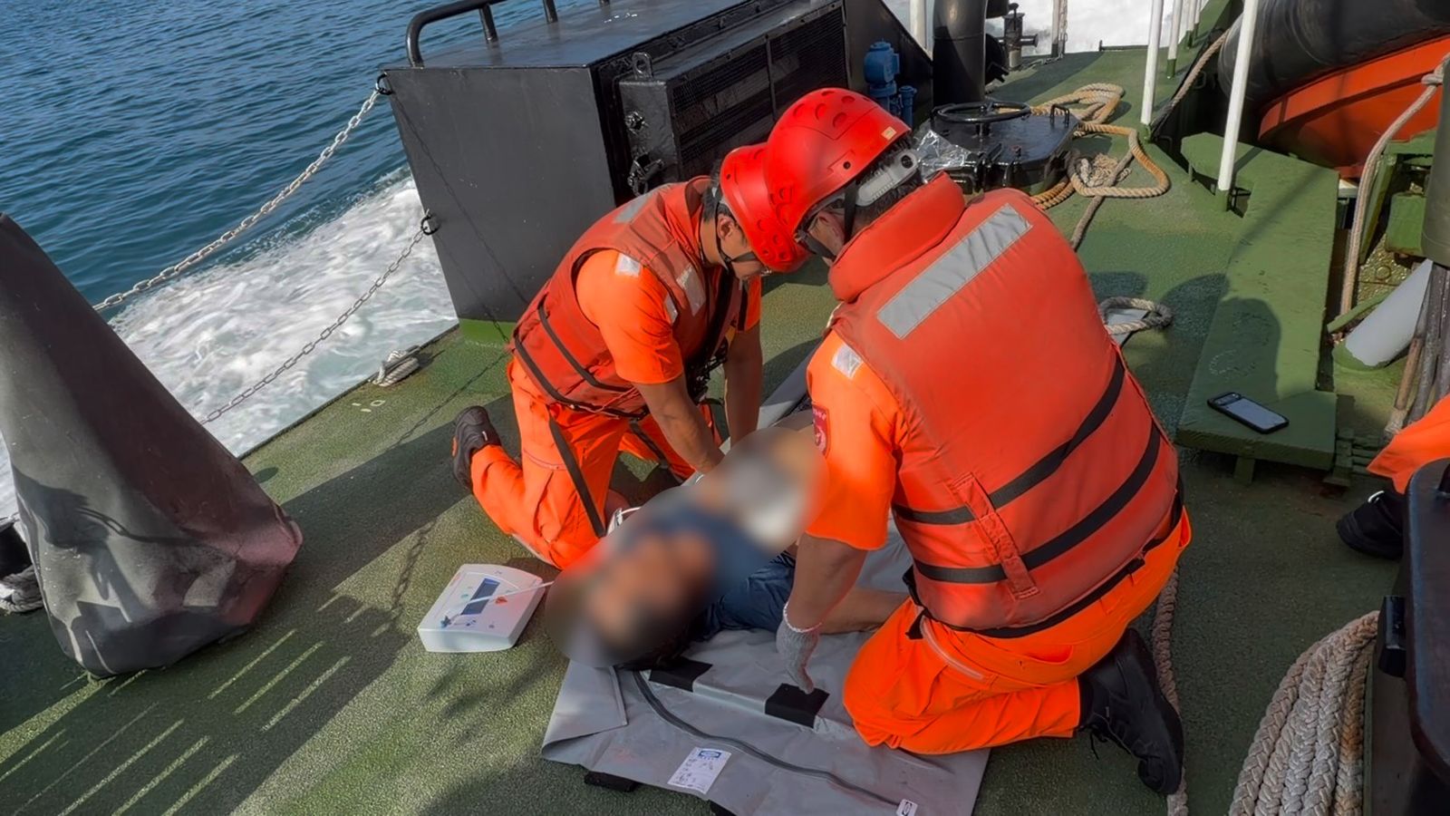 生死一瞬!澎湖船長落海漂流 海巡登船代駕接力送醫