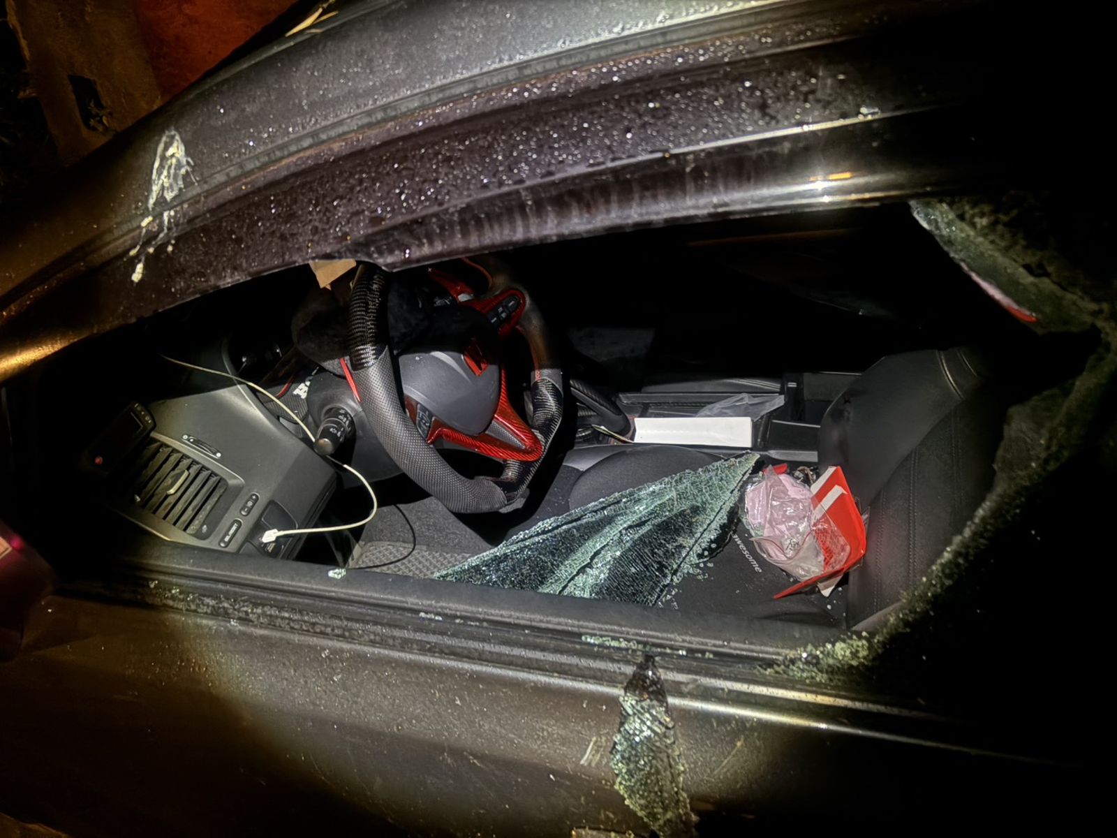 民眾車窗遭楊嫌擊破。翻攝畫面