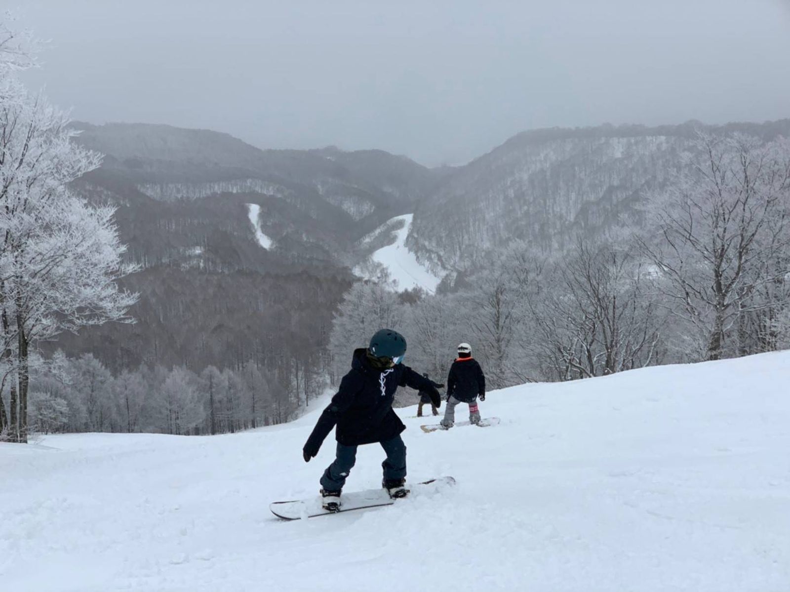 嚴雯馨是滑雪高手，冬天北半球、夏天南半球，到各地追雪。（圖／嚴雯馨提供）