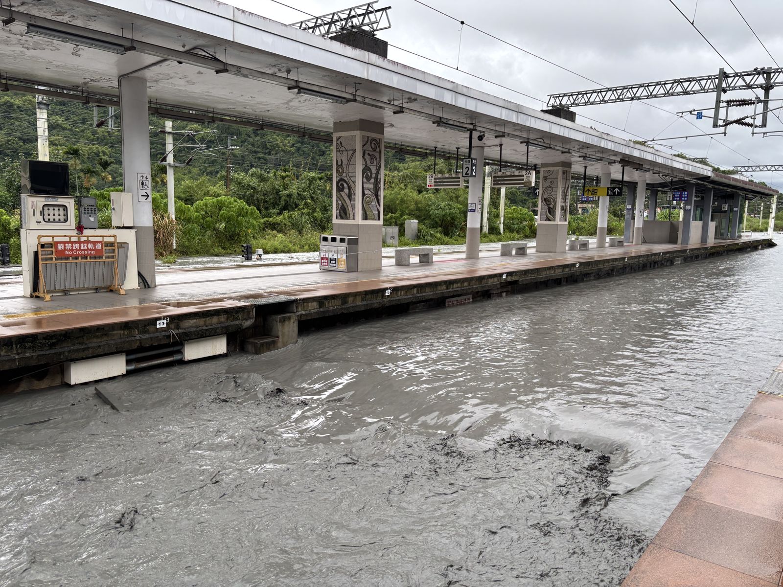 光復車站鐵軌已被大水淹沒。民眾提供
