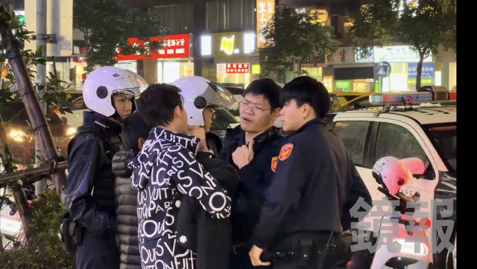 戴姓兄弟疑遭拒載後化身黑白雙煞，講司機扁了一頓。翻攝畫面