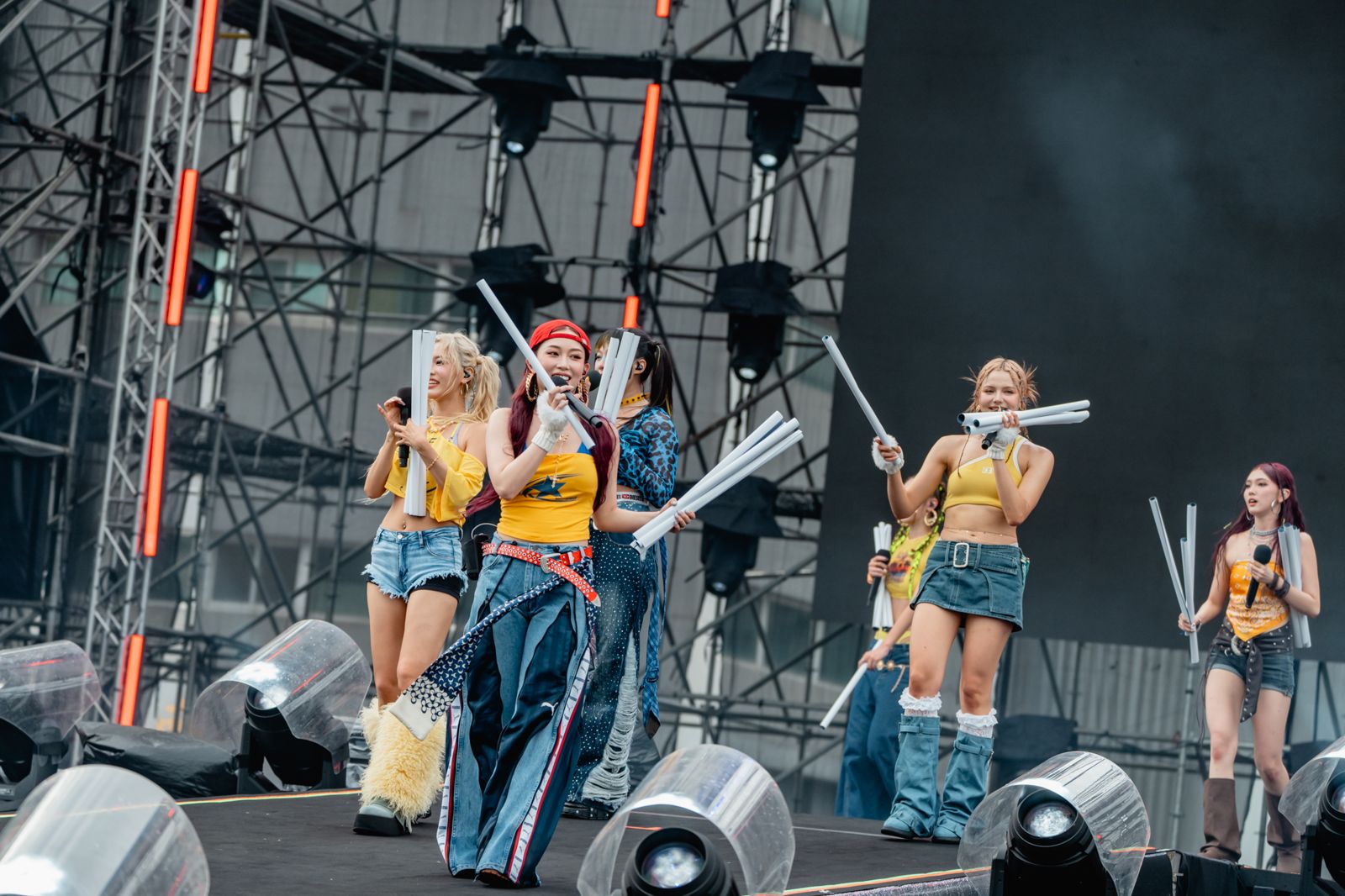 HUR+朝台下觀眾送上海報。寬寬整合行銷提供