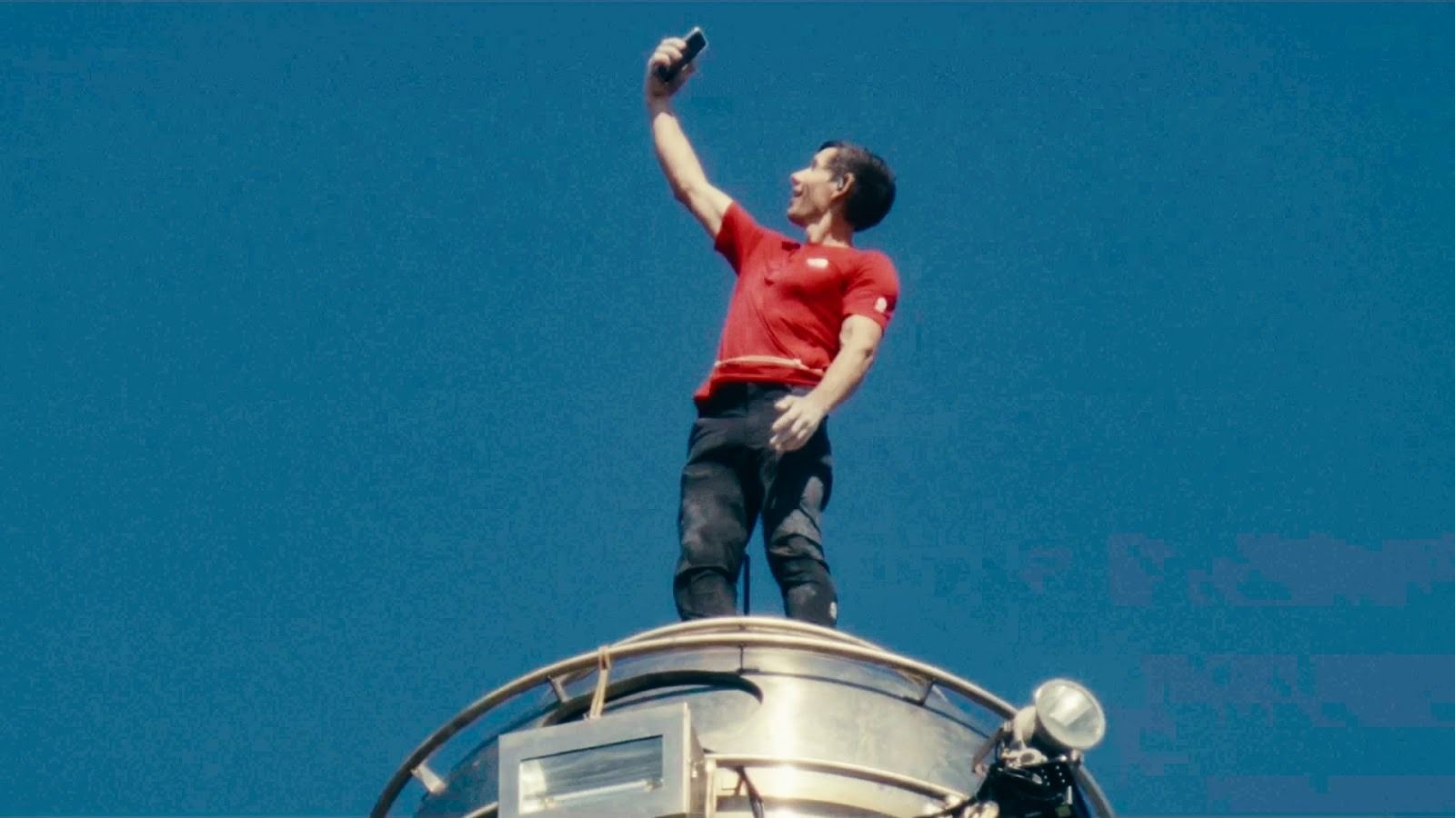 霍諾德今站在101大樓頂端自拍。Netflix提供