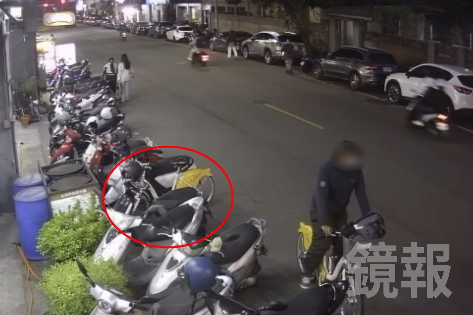 無業的詹姓男子為省U-Bike跨日租借費用1700多元，涉嫌在一中街進行以車換車，「掉包」別人的單車(紅圈處)。民眾提供