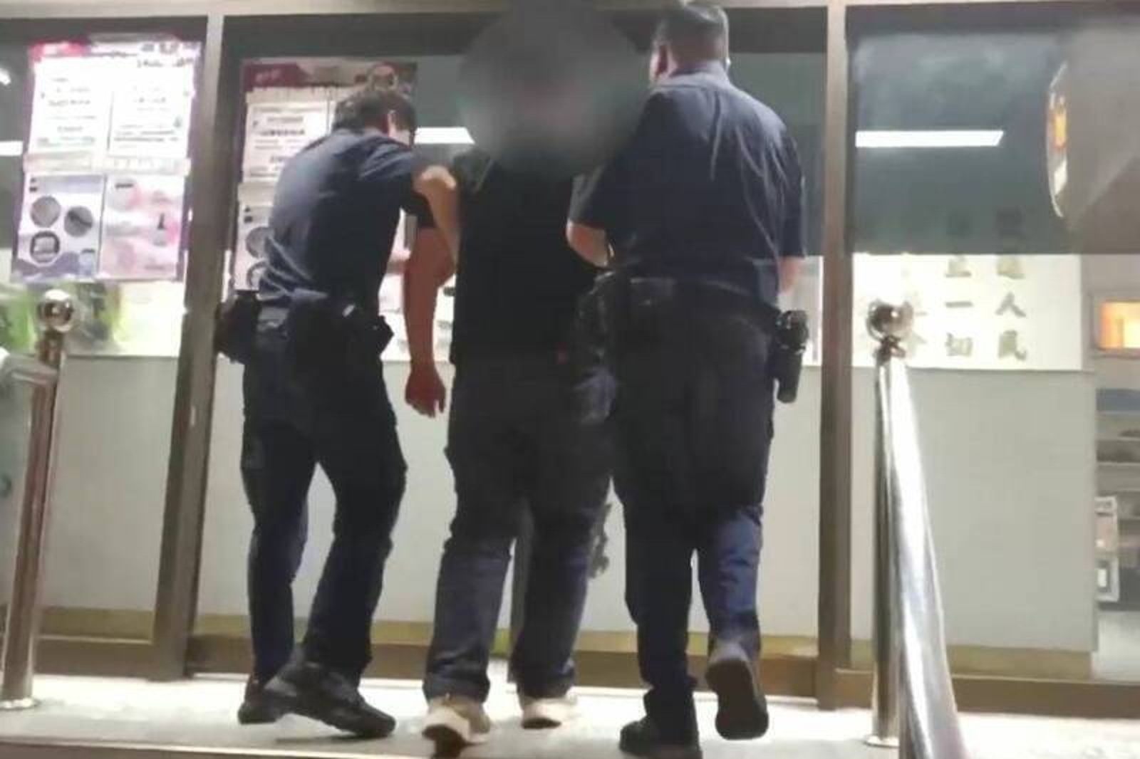 看電影「聊天+滑手機」惹怒鄰座!男暴走「拖女觀眾壓地狂毆」 判刑結果出爐