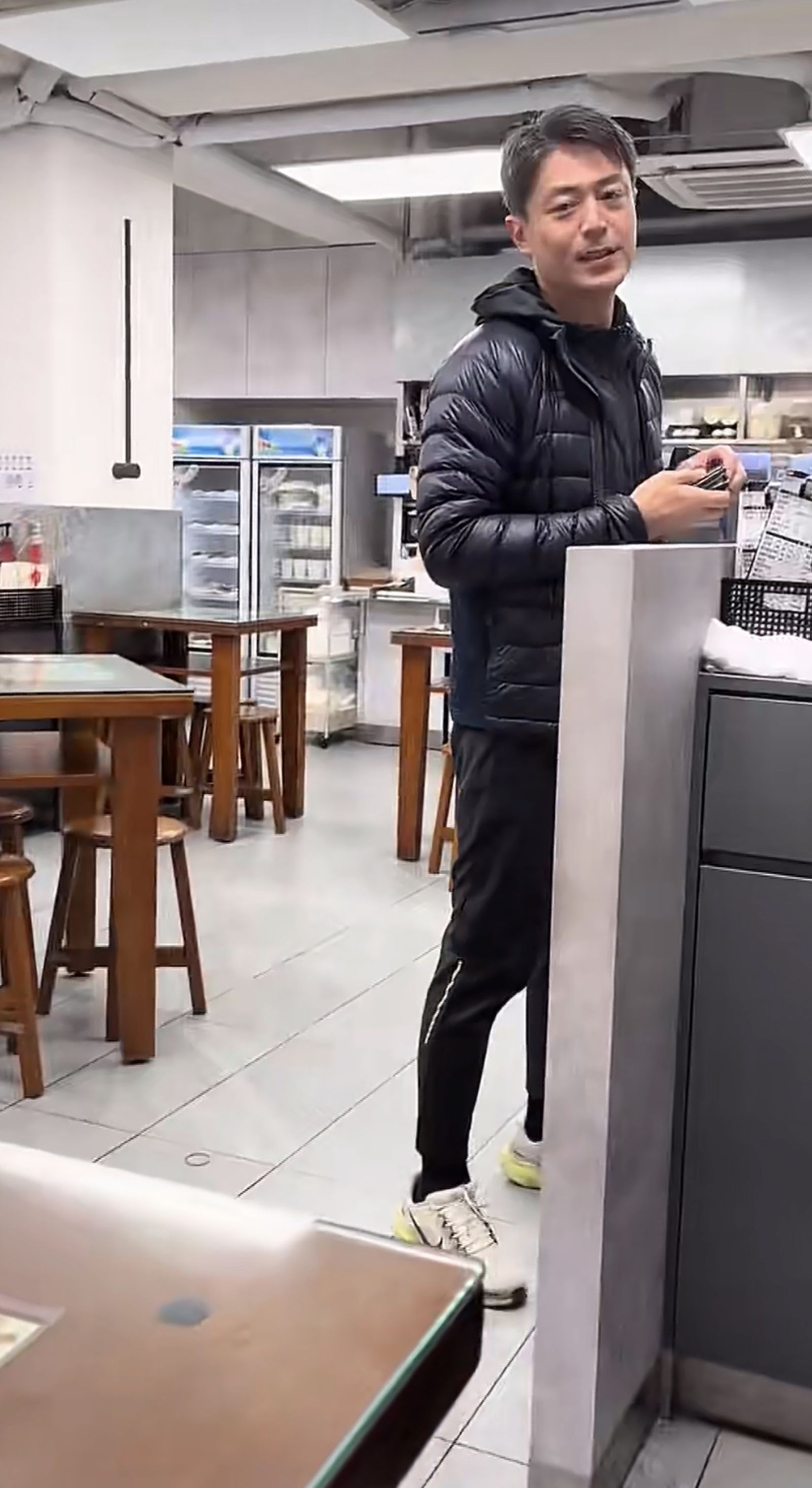 霍建華私下穿著休閒吃早餐,被認出也很大方。翻攝微博