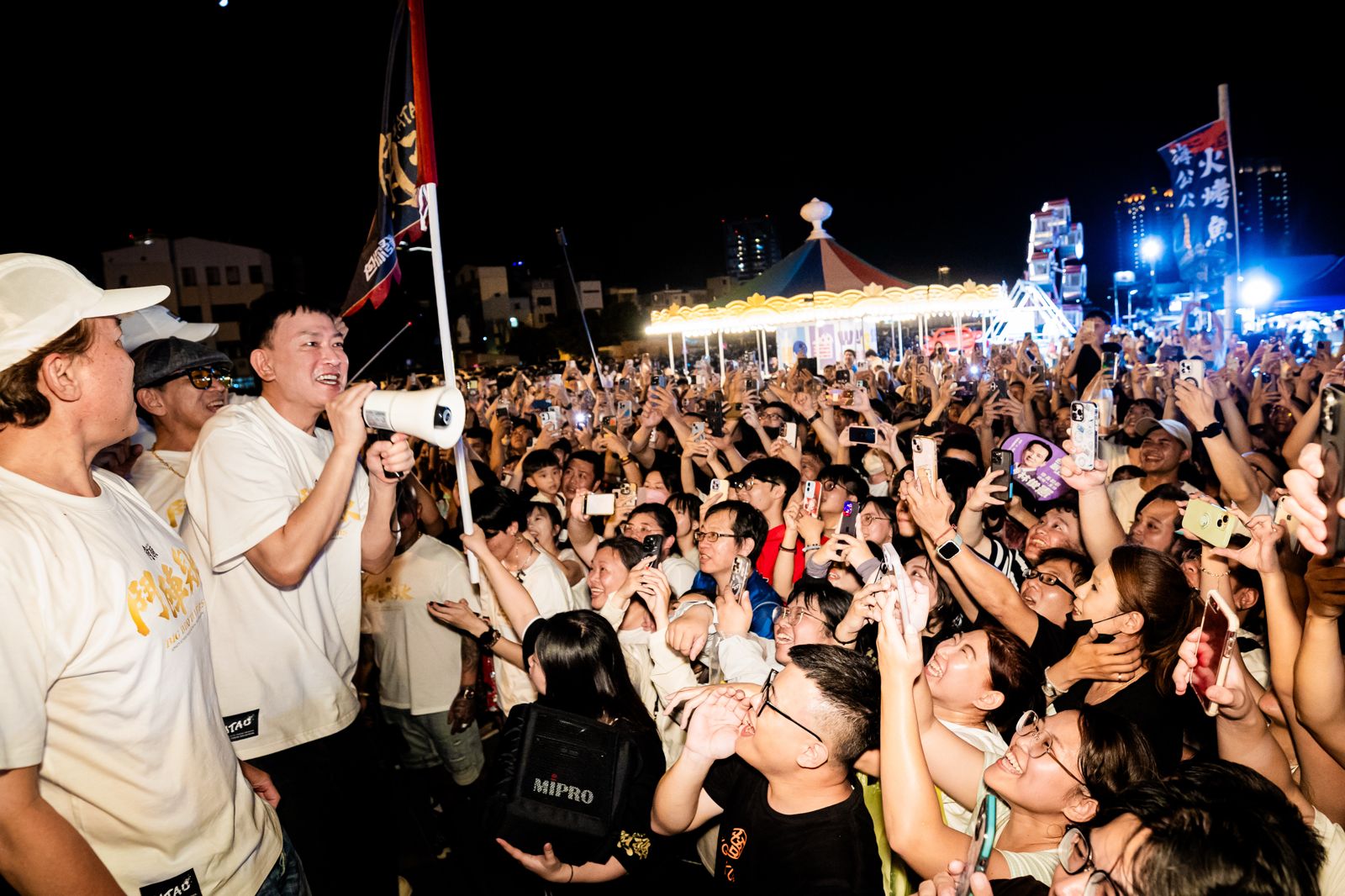 直擊／北館仁哥現身夜市萬人擠爆！　王識賢為何成《角頭》吸票機？網分析主要5關鍵